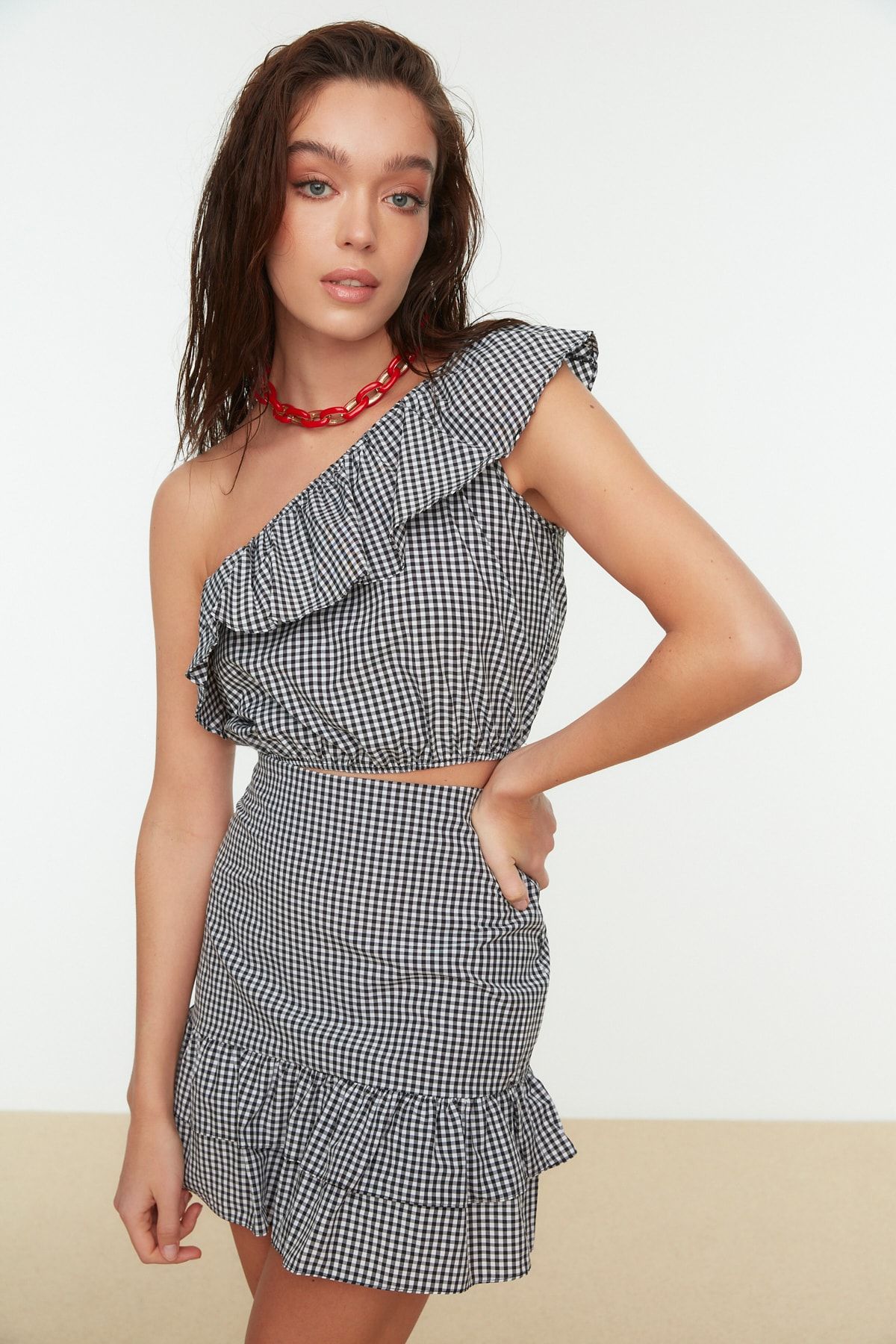 Trendyol Collection-Schwarzer Gingham-Anzug mit Rüschen an einer Schulter und Unterteil TBESS21AU0090 6