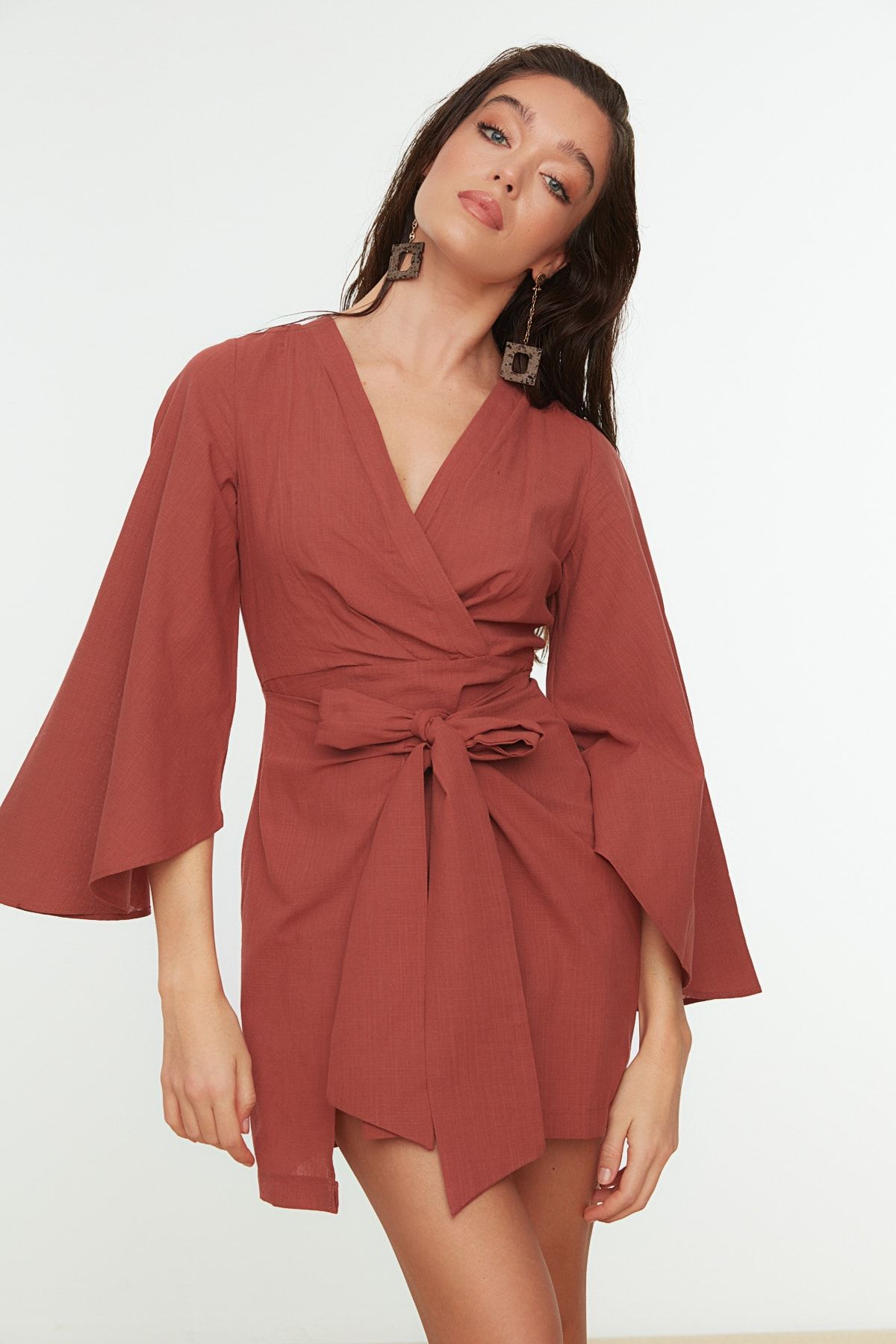 Trendyol Collection-Gekräuseltes Mini-Strandkleid aus gewebter, gewellter Baumwolle mit Schnürung in Dusty Rose TBESS21EL3208 4