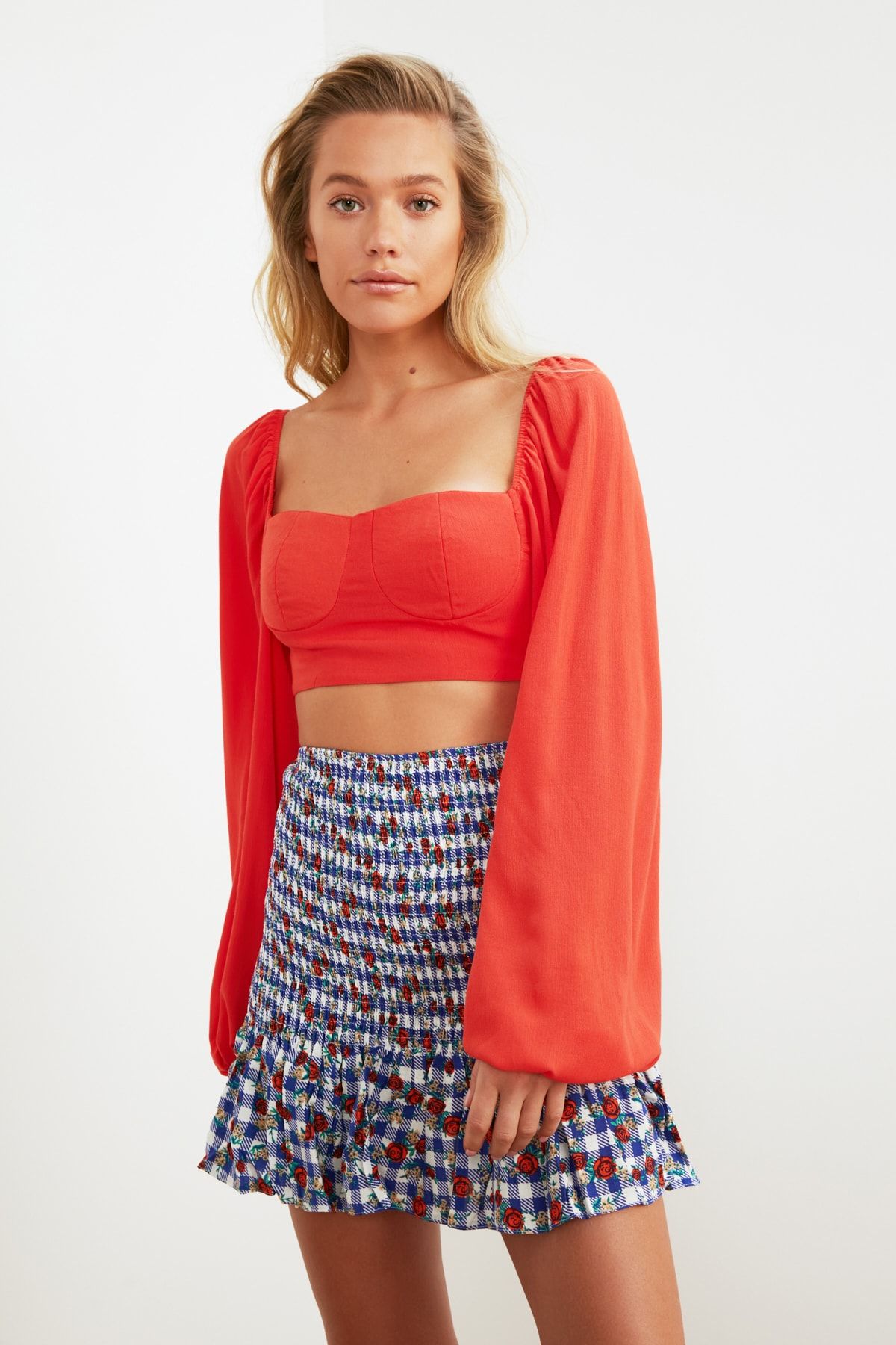 Trendyol Collection-Strandbluse aus Viskose mit quadratischem Ausschnitt und Ballonärmeln und Granatapfelblüten TBESS21BZ0749 4
