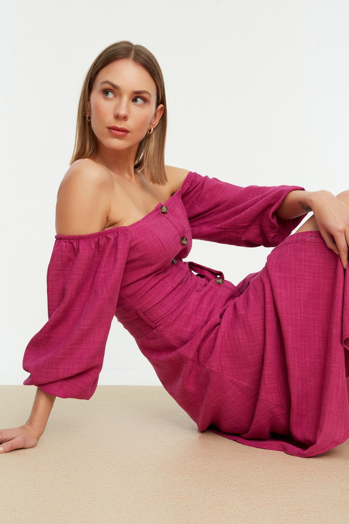 Trendyol Collection-Sukienka midi ze śliwkowym paskiem i zapinana na kwadratowy kołnierzyk, o lnianym wyglądzie TWOSS19IE0009 4