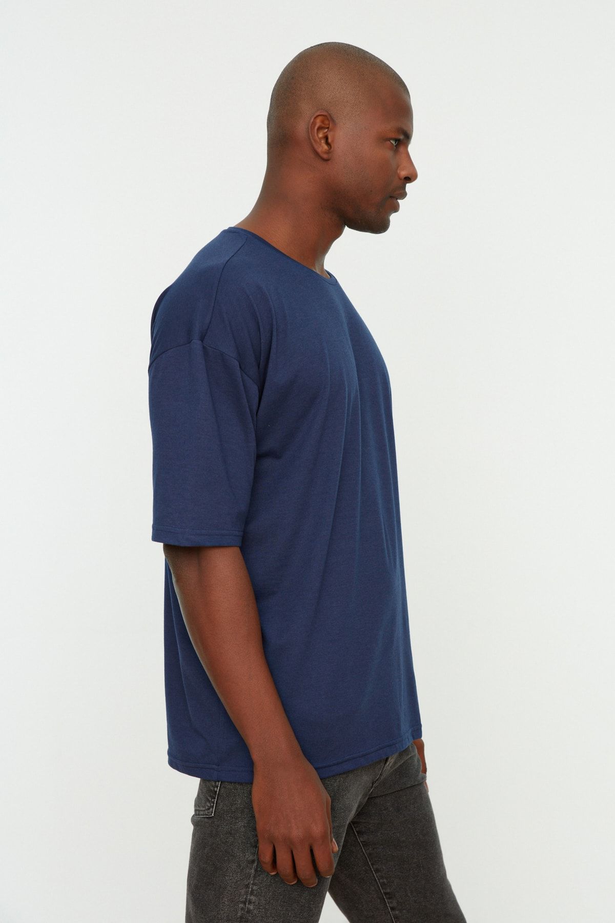 Kolekcia Trendyol-Námornícke modré oversize tričko s krátkym rukávom s výstrihom – TMNSS22TS0317 3