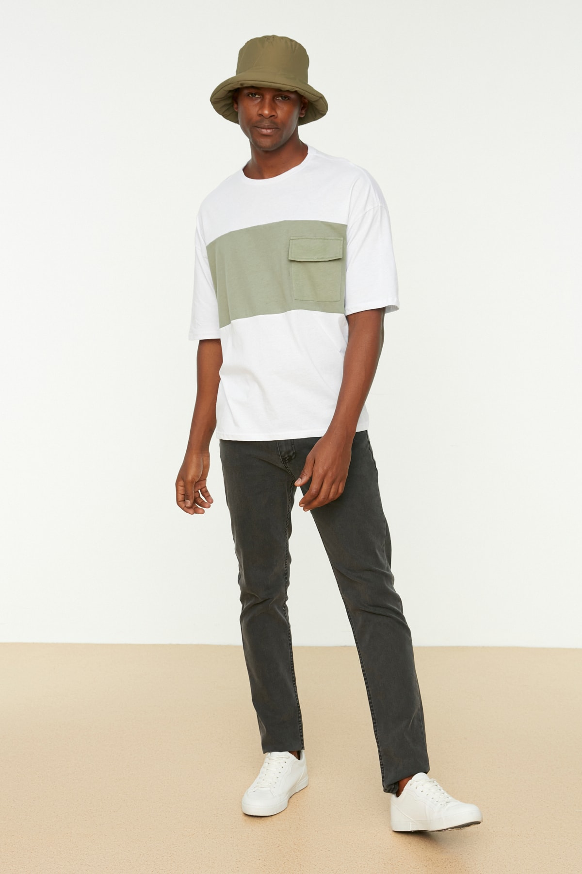 TRENDYOL MAN Beyaz Erkek Oversize %100 Pamuklu Renk Bloklu Cep Detaylı T-Shirt TMNSS22TS0526