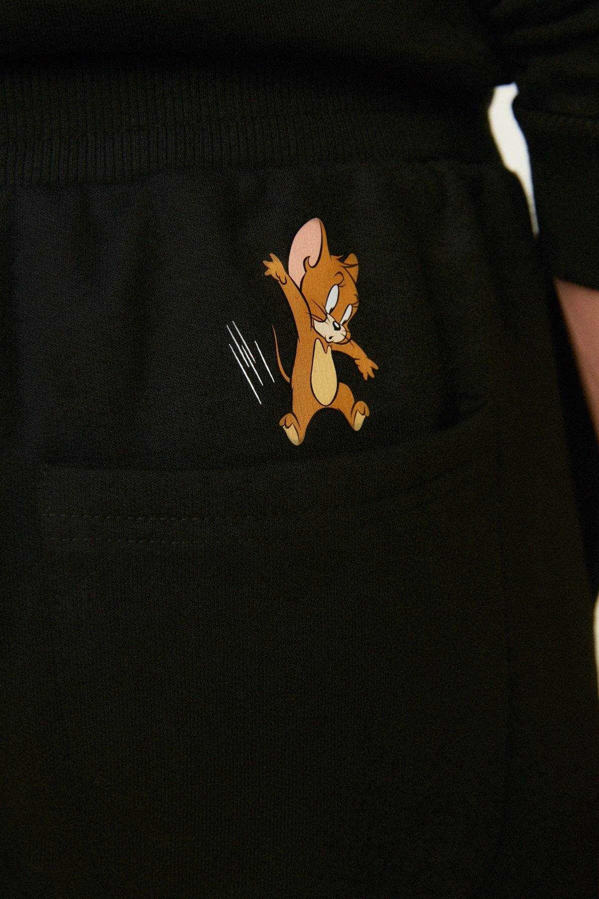 TRENDYOL MAN Siyah Erkek Lisanslı Tom&amp;Jerry Baskılı Regular Fit Lastik Paça Eşofman Altı TMNAW22EA0297 NV12824