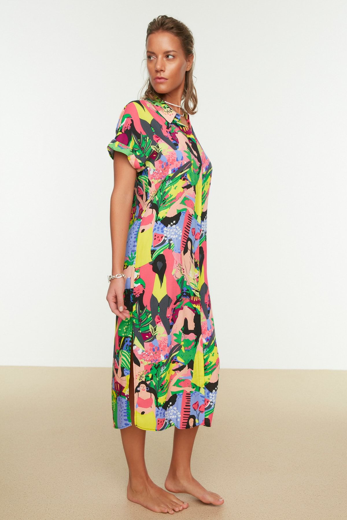 Trendyol Collection-Bunt abstrakt gemustertes Viskose-Strandhemd TBESS21GO0335 2