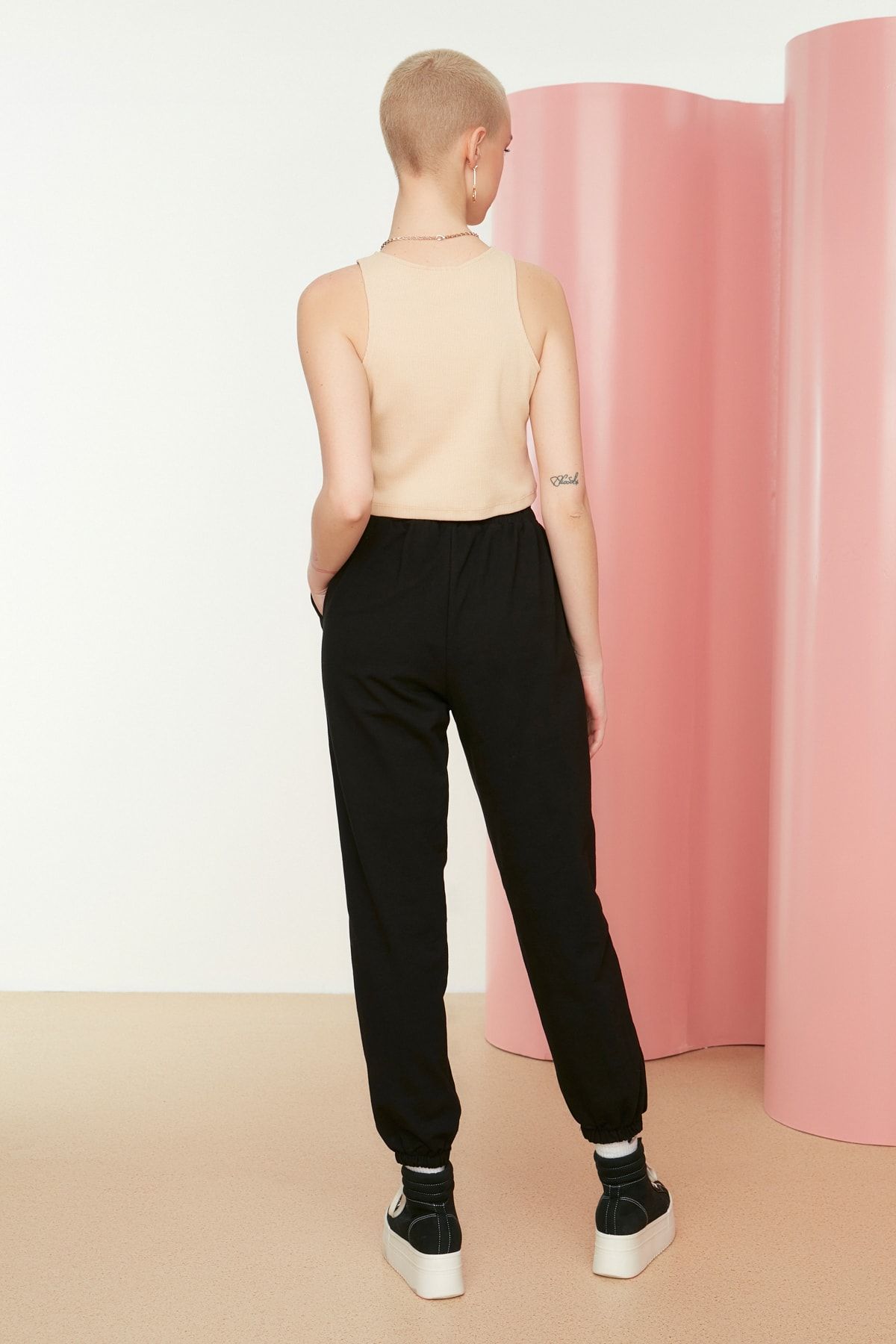 Trendyol Collection-Schwarze, lockere Jogger-Jogginghose mit dünnem Strickmuster TWOAW22EA0041 5
