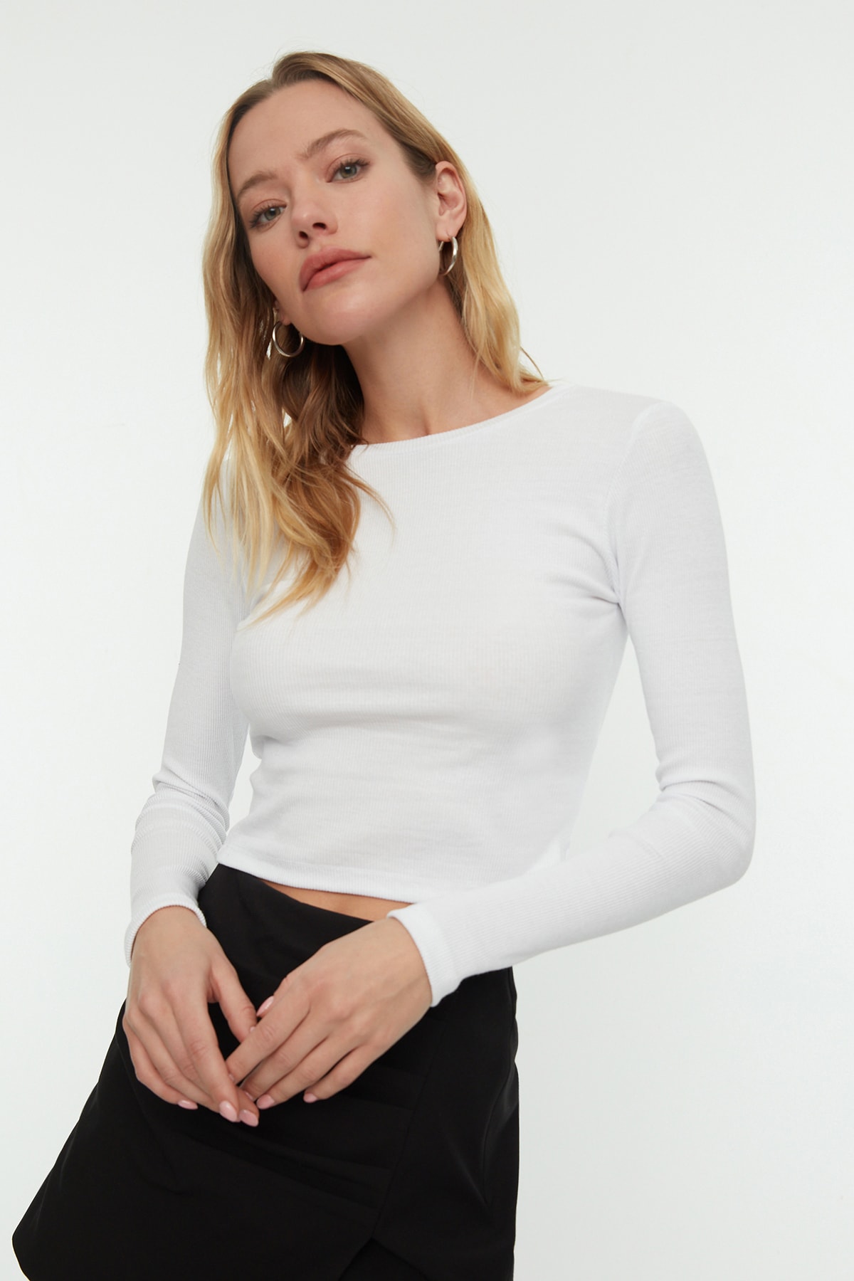 Trendyolmilla  Siyah-Beyaz 2'li Paket Fitted/Vücuda Oturan Bisiklet Yaka Crop Fitilli Esnek Örme Bluz TWOAW22BZ0331 - Görsel 18