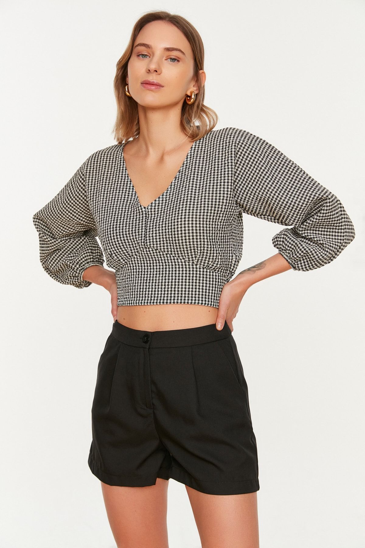 Trendyol Collection Shorts Schwarz Hoher Bund Fast ausverkauft