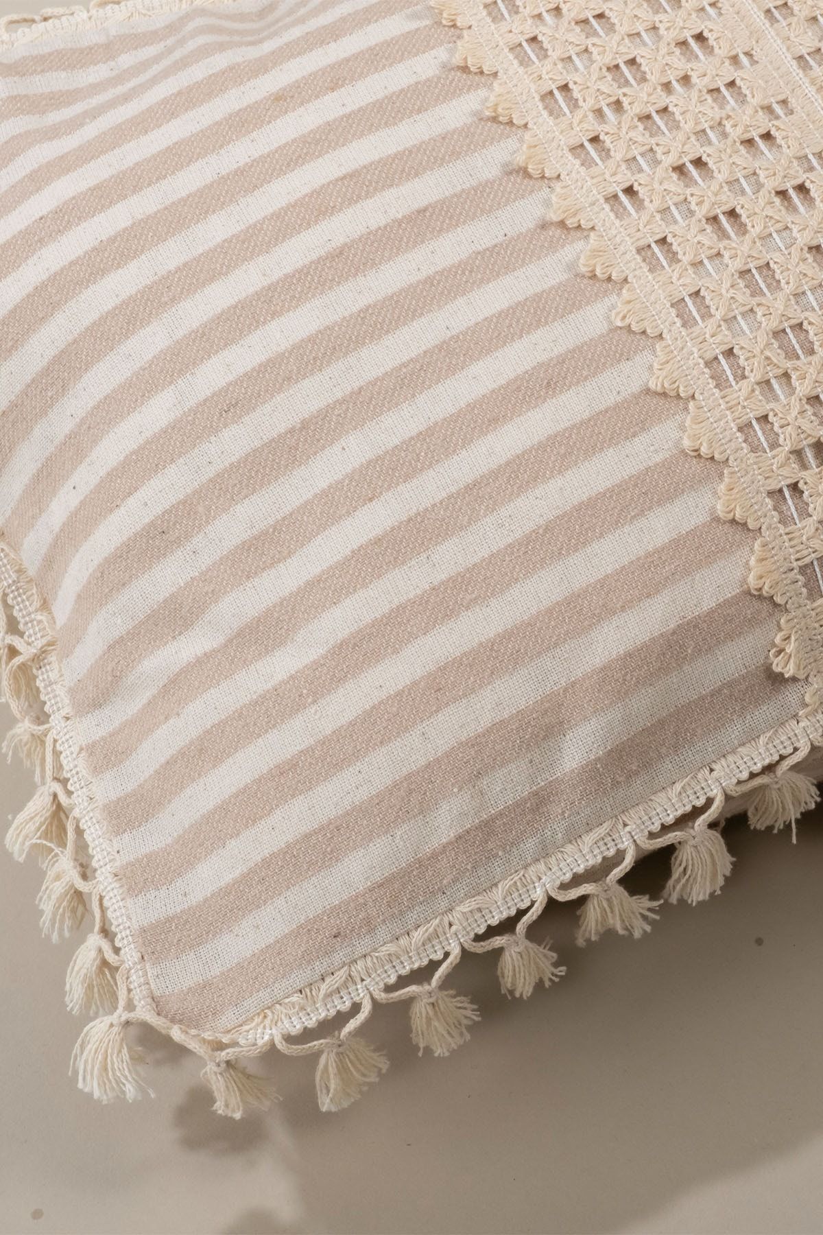 vivamaison Tekli Özel Tasarım Sütlü Kahve Dantelli Ponponlu Keten Kırlent Yastık Kılıfı 35x55 Cm PN10290