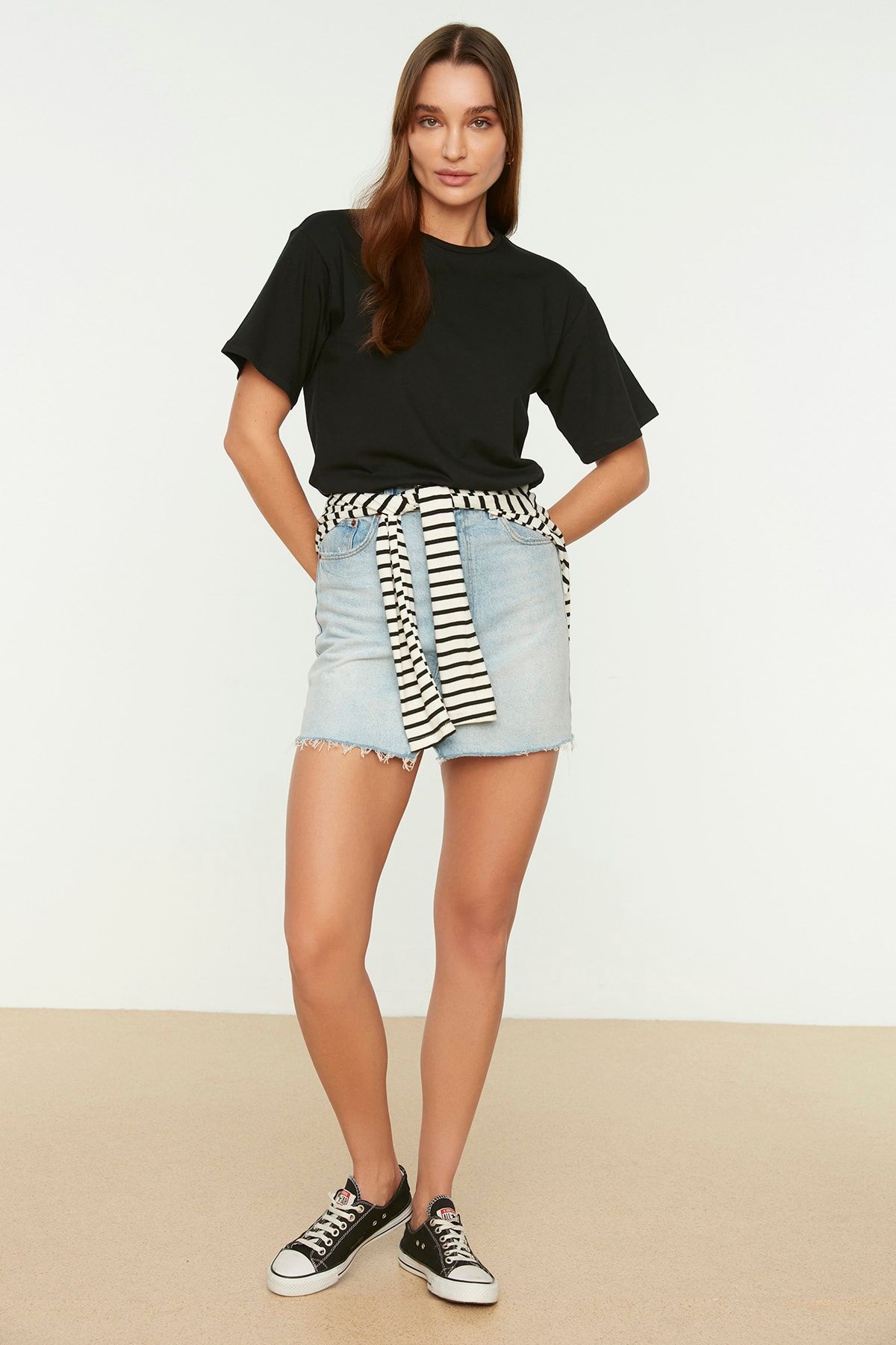 Trendyol Collection-Schwarzes Oversize-T-Shirt aus 100 % Baumwolle mit Rundhalsausschnitt – TWOSS20TS0134 11