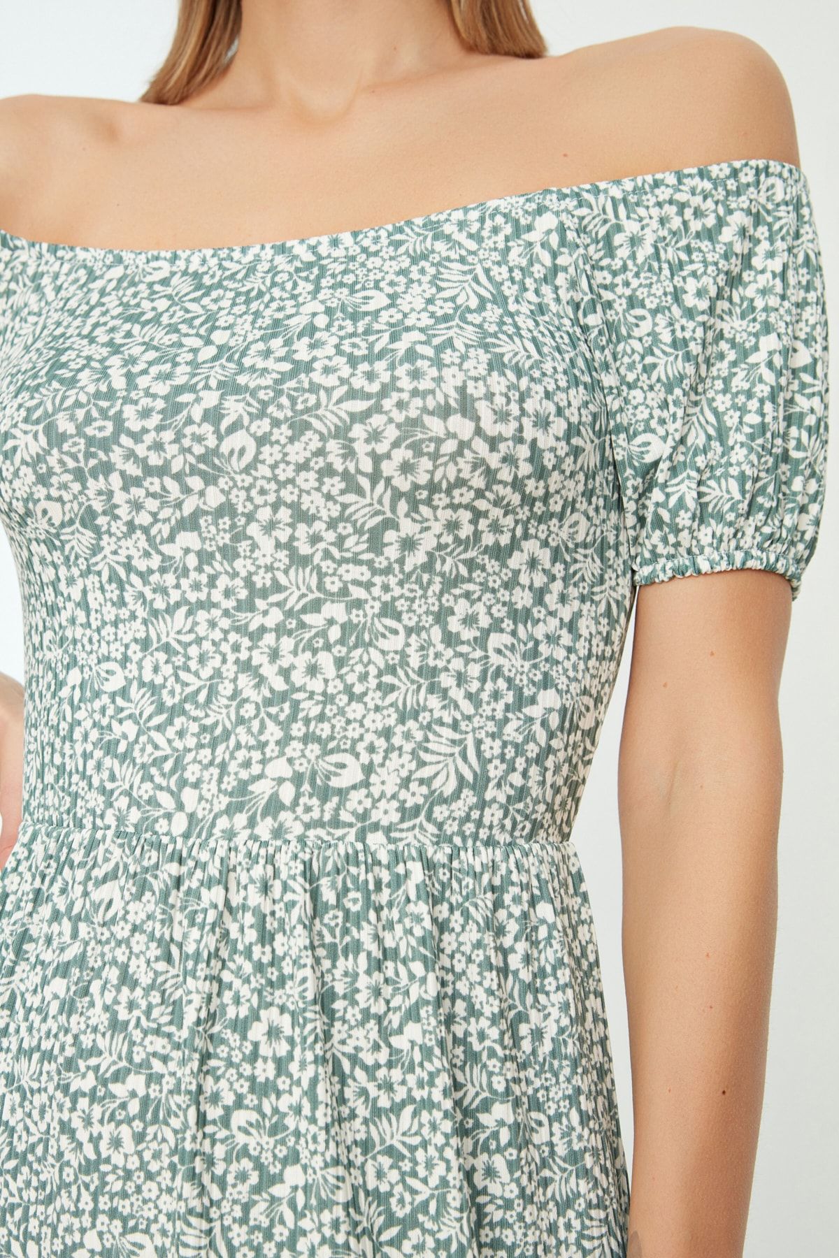 Trendyol Collection-Mintgrünes, geripptes Strickkleid mit Carmen-Kragen und Print TWOSS22EL0829 4