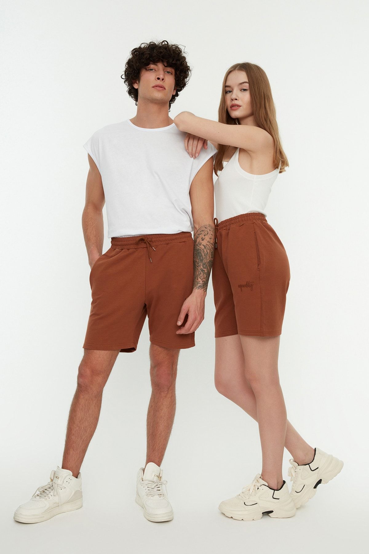 Trendyol Collection Shorts Braun Mittlerer Bund Fast ausverkauft