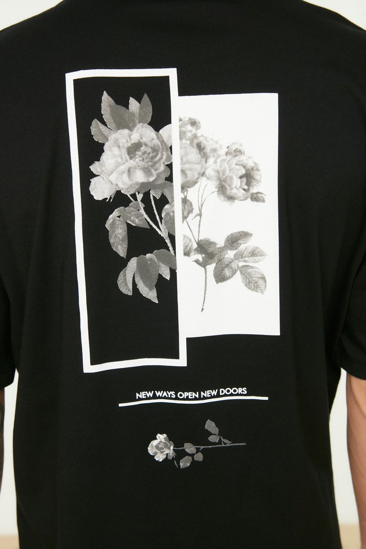 Trendyol Collection-Schwarzes Oversize-T-Shirt aus Baumwolle mit Blumendruck - TMNSS21TS1223 5