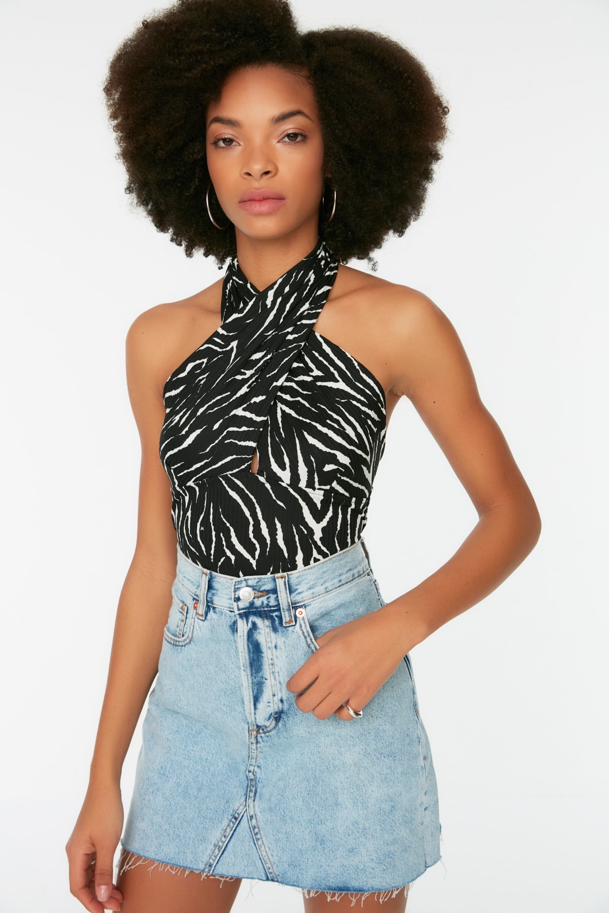 Trendyol Collection Black Printed Halter Neck Fitted Crop Stretchy Knitted Blouse TWOSS22BZ0703