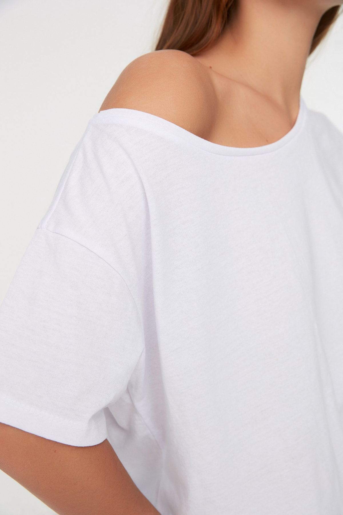Trendyol Collection-Λευκό πλεκτό μπλουζάκι με λαιμόκαρα - 100% βαμβάκι, φαρδιά εφαρμογή TWOSS20TS0140 4