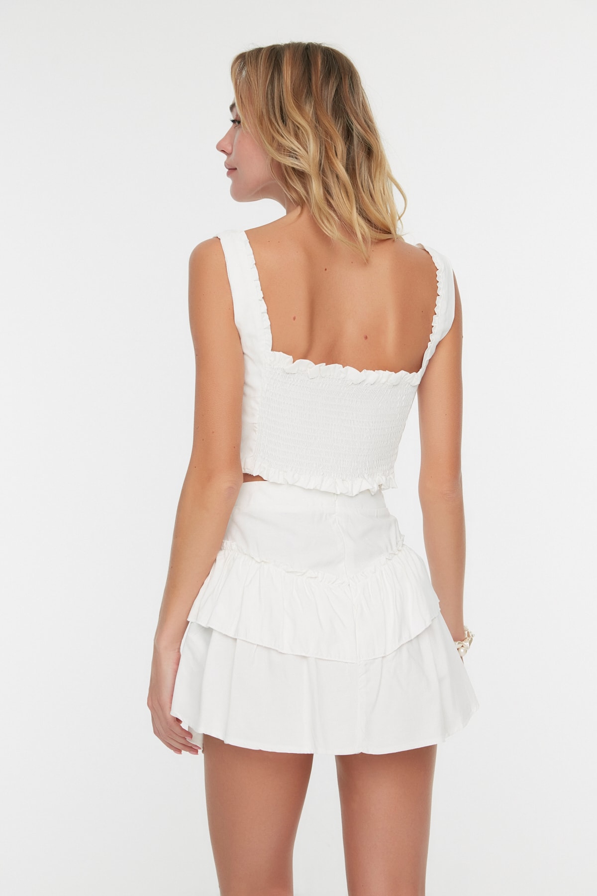 Trendyolmilla  Plaj Giyim Beyaz Dokuma Fırfırlı Yüksek Bel Mini Bluz-Etek Takım TBESS21AU0093 - Görsel 5