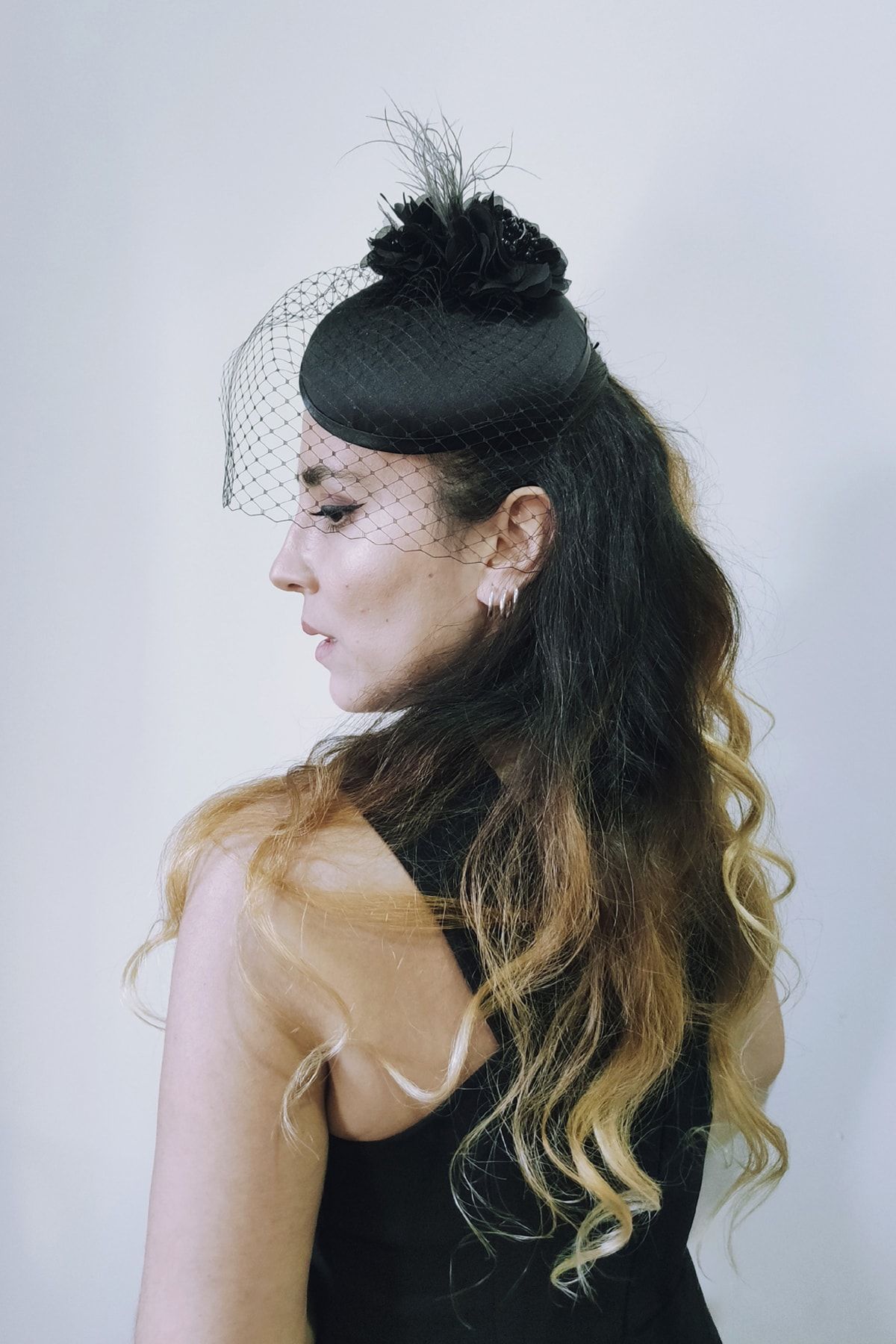 vivienmillineryhats Vualet Şapka, Yuvarlak Formlu Gül Ve Kuş Tüyü Detaylı Kristal Boncuklu Nikah Kepi