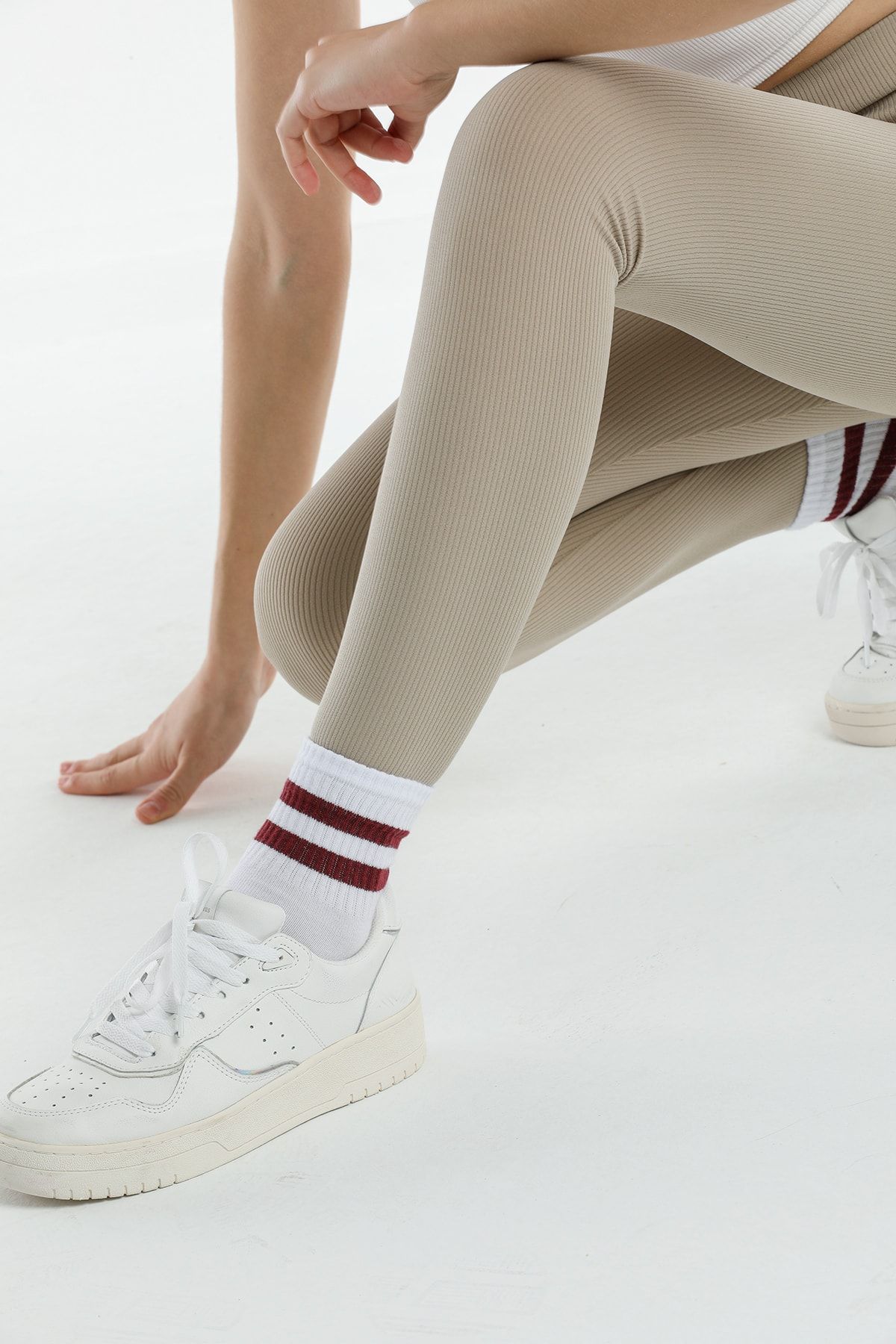 Beyaz Külotlu Çorapları Kombinlemenin 5 Farklı Yolu