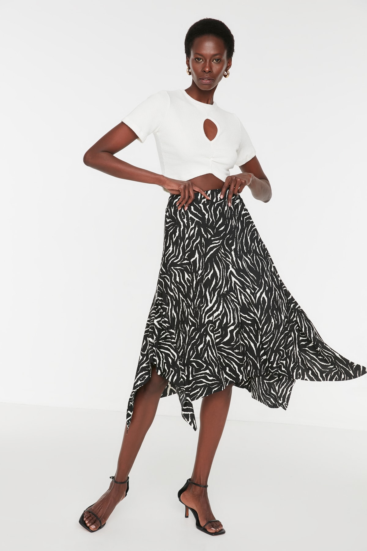 دامن زنانه ميدي منعطف نامتقارن با طرح فلونس سفيد TRENDYOLMILLA