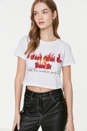 Beyaz Baskılı Crop Örme T-Shirt TWOSS22TS1521