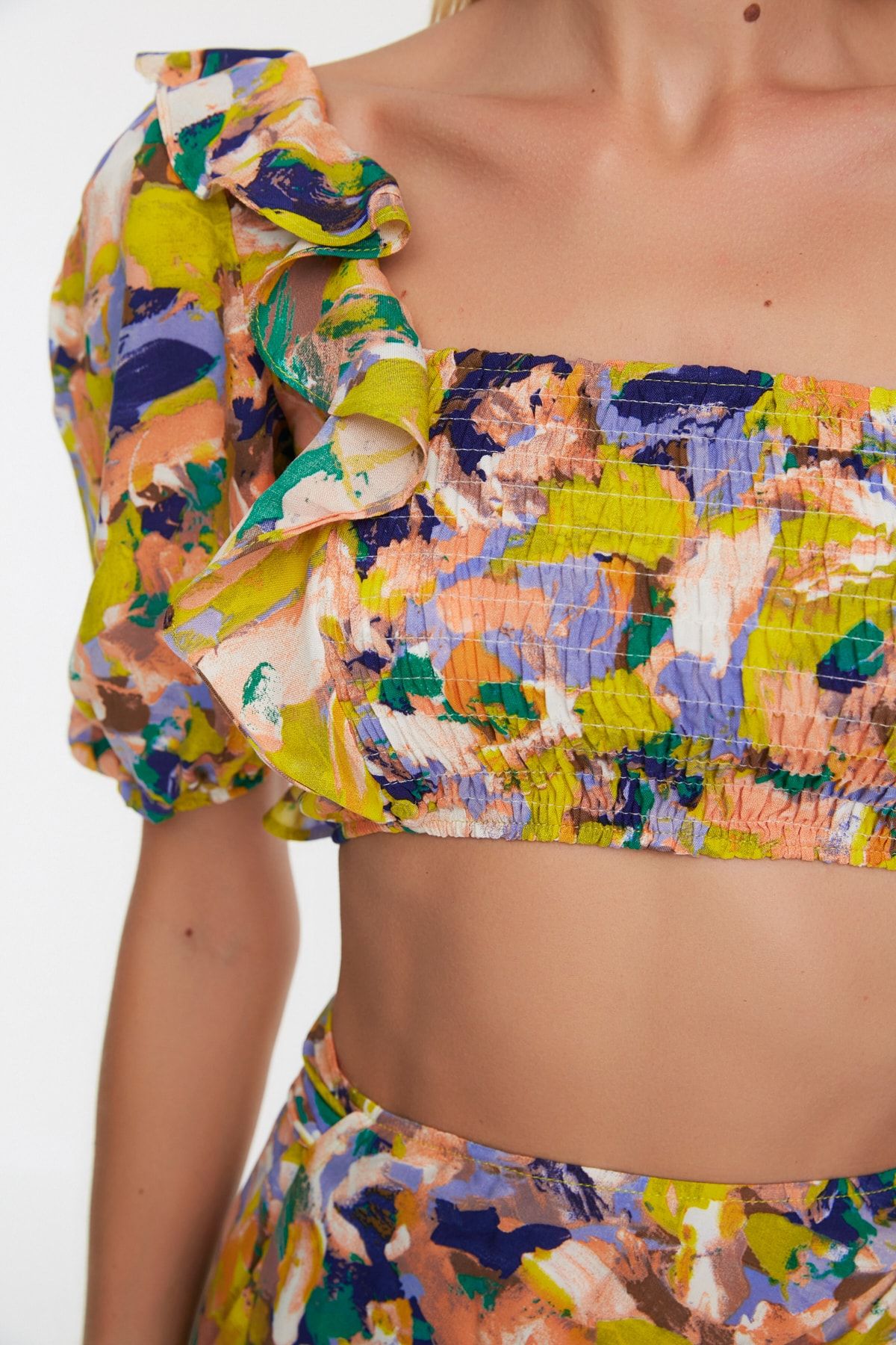 Trendyol Collection-Abstrakt gemustertes, gewebtes Rüschen-Set mit einer Schulter, Bluse und Rock TBESS20AU0030 4