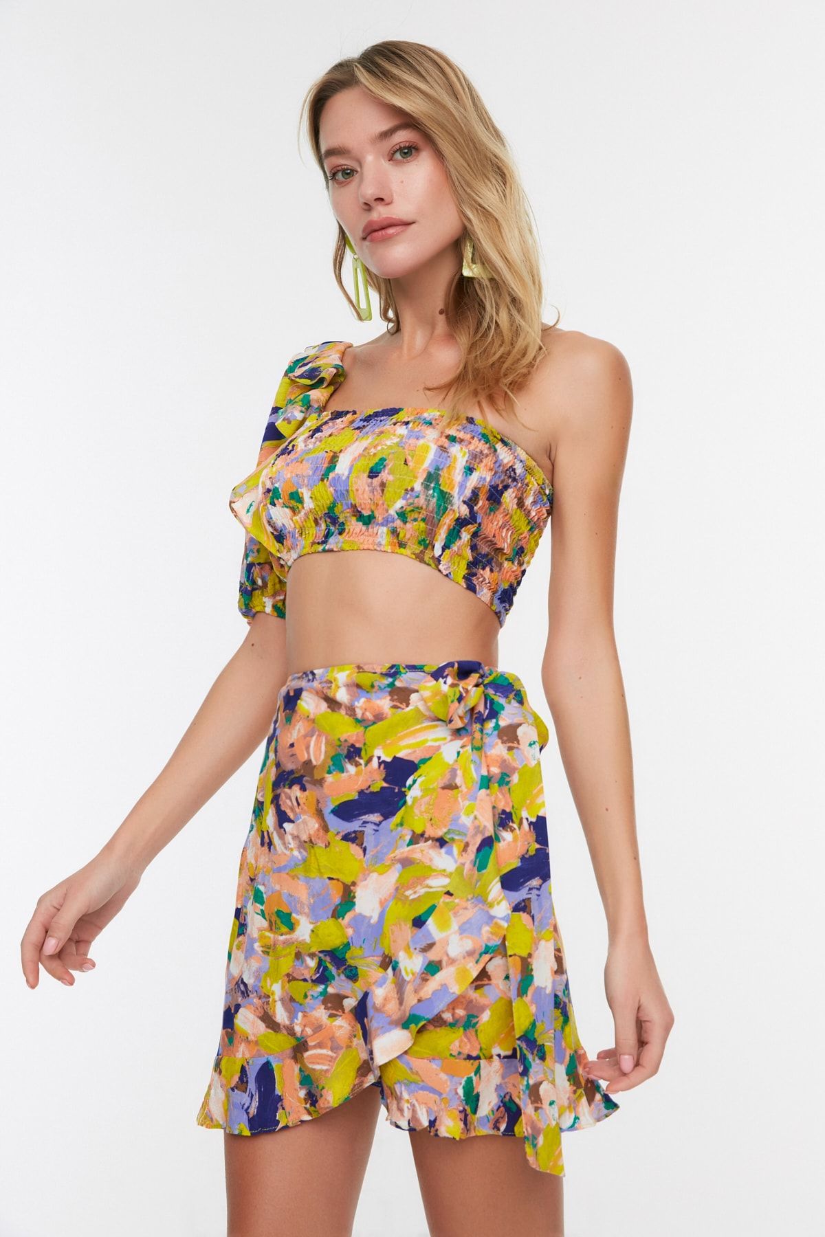 Trendyol Collection-Abstrakt gemustertes, gewebtes Rüschen-Set mit einer Schulter, Bluse und Rock TBESS20AU0030 2