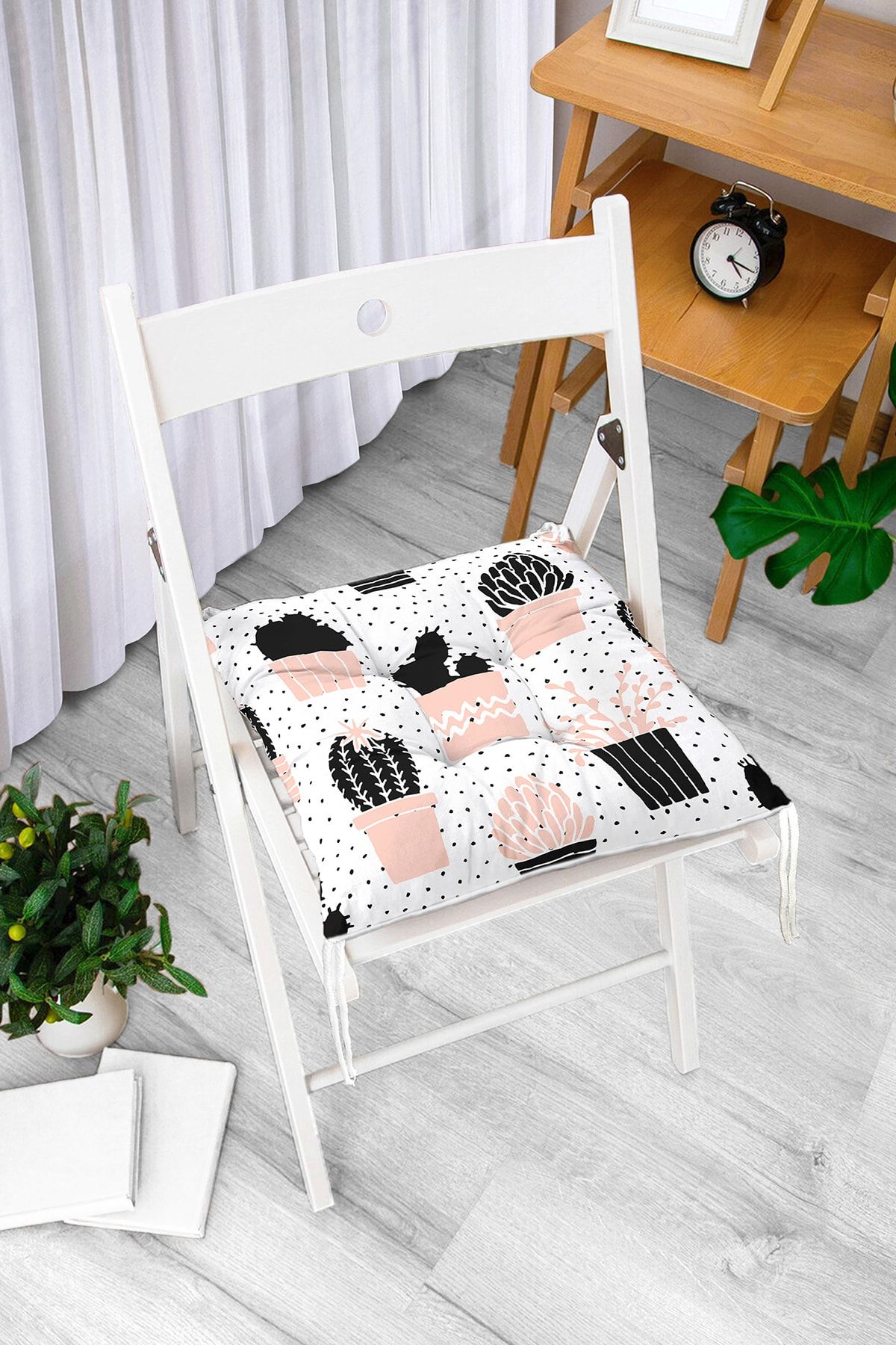 Realhomes Pernă De Scaun Cu Puf Modern Imprimată Digital Cu Model De Cactus Cu Buline Negre Pe Fundal Alb - One Size