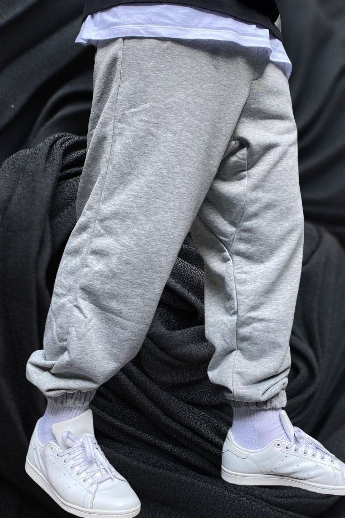 Loose sweatpants hotsell outfit
