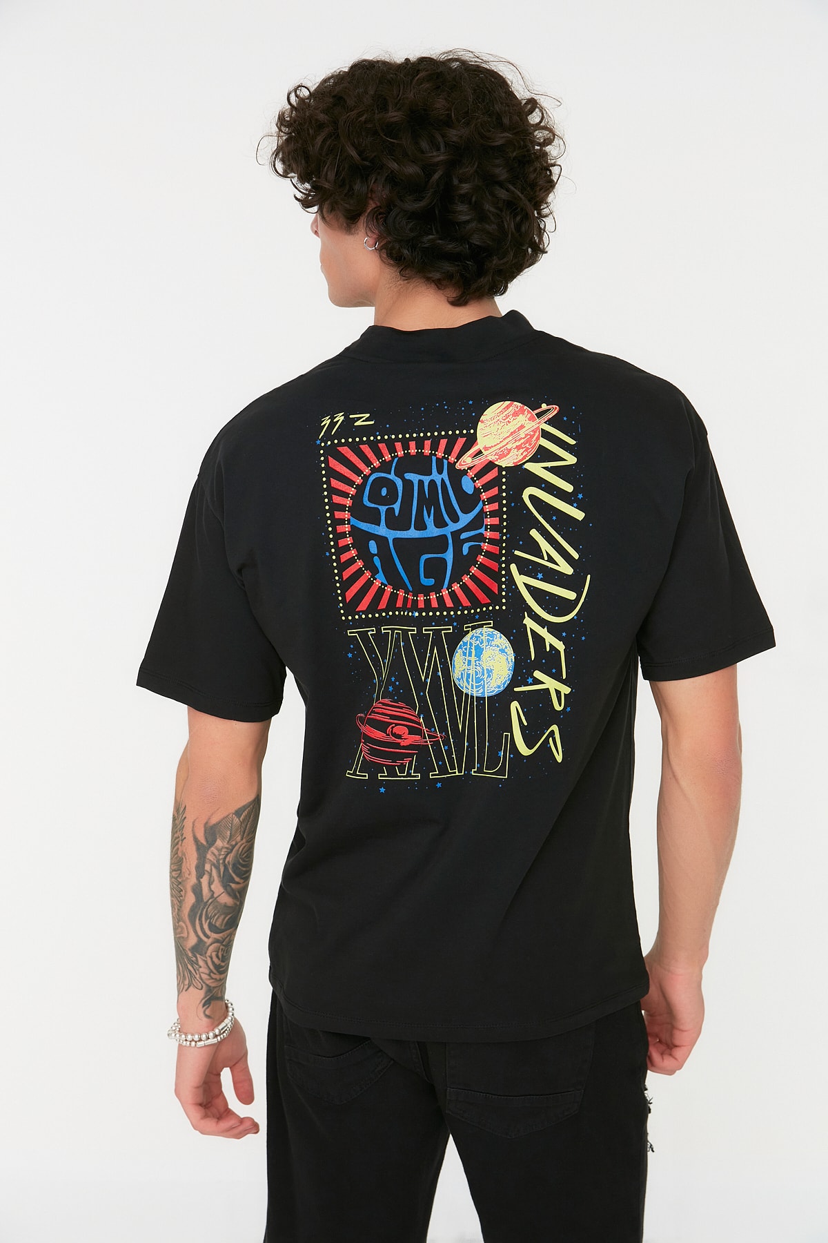 TRENDYOL MAN Siyah Erkek Relaxed/Rahat Kesim Yarım Balıkçı Yaka %100 Pamuk Uzay Baskılı T-Shirt TMNSS21TS0381