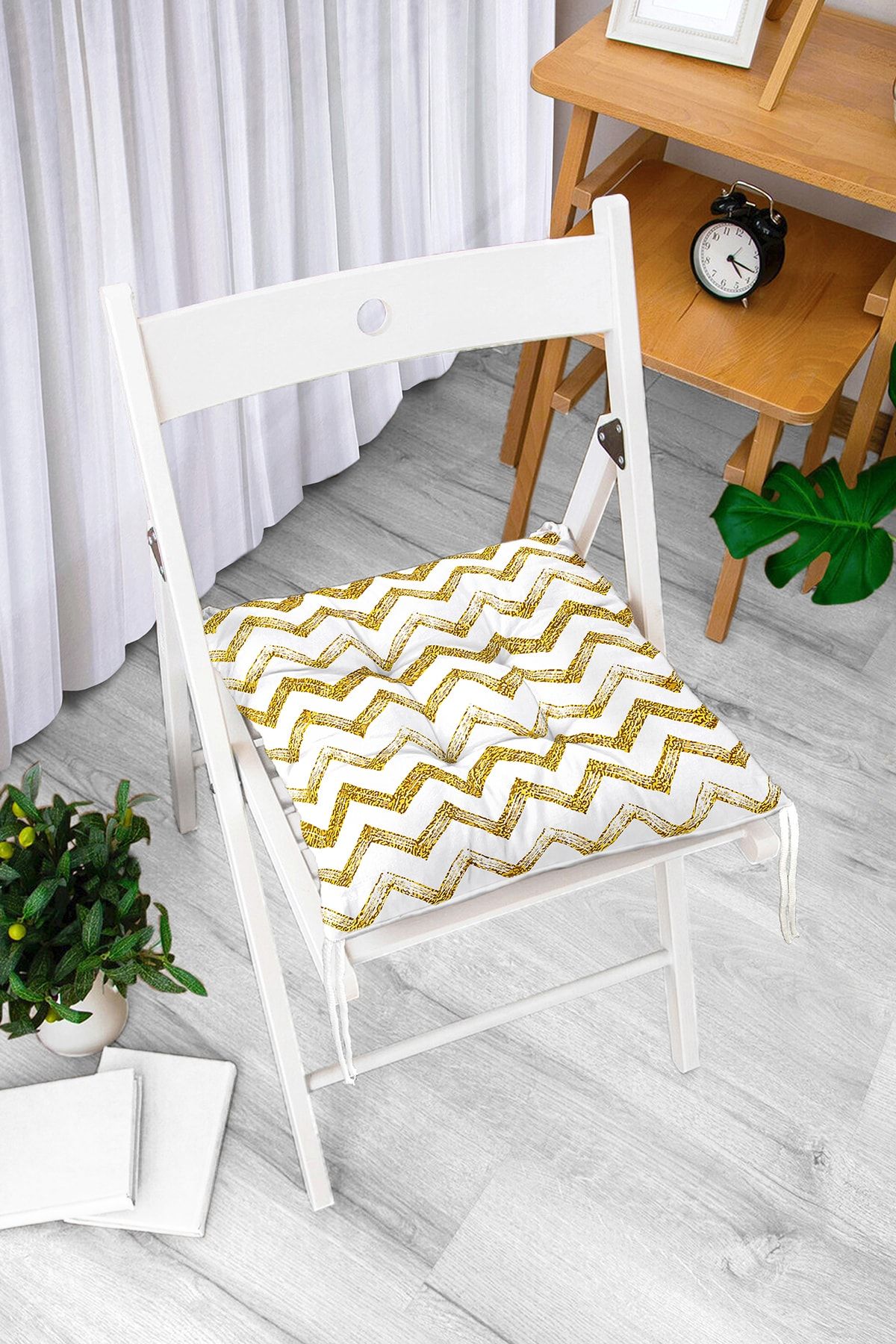 Realhomes Pernă De Scaun Cu Puf Modern Imprimată Digital Cu Model În Zig-zag Auriu Pe Fundal Alb - One Size