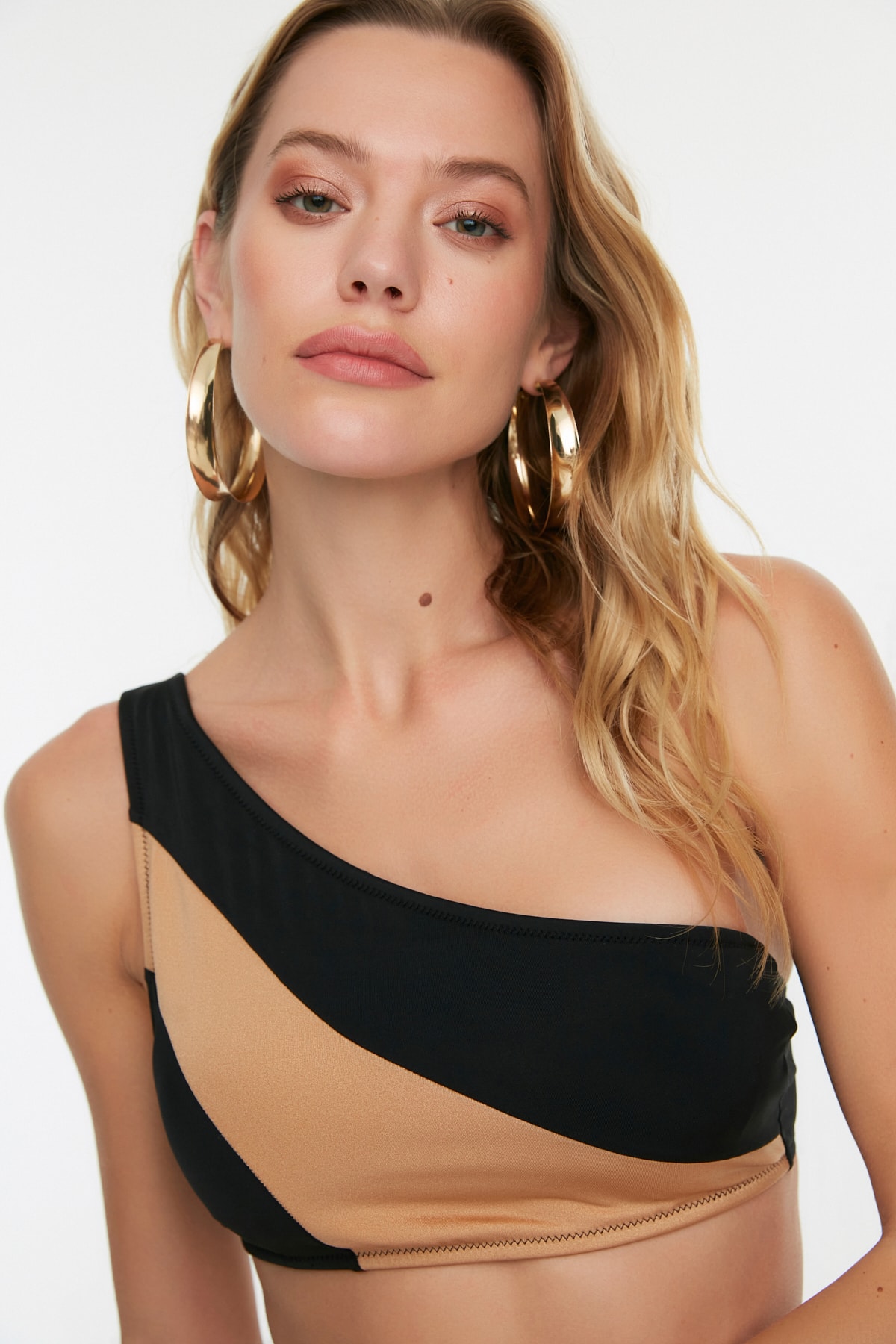 Trendyol Collection Góra od bikini na jedno ramię w kolorze czarnym TBESS21BU0421