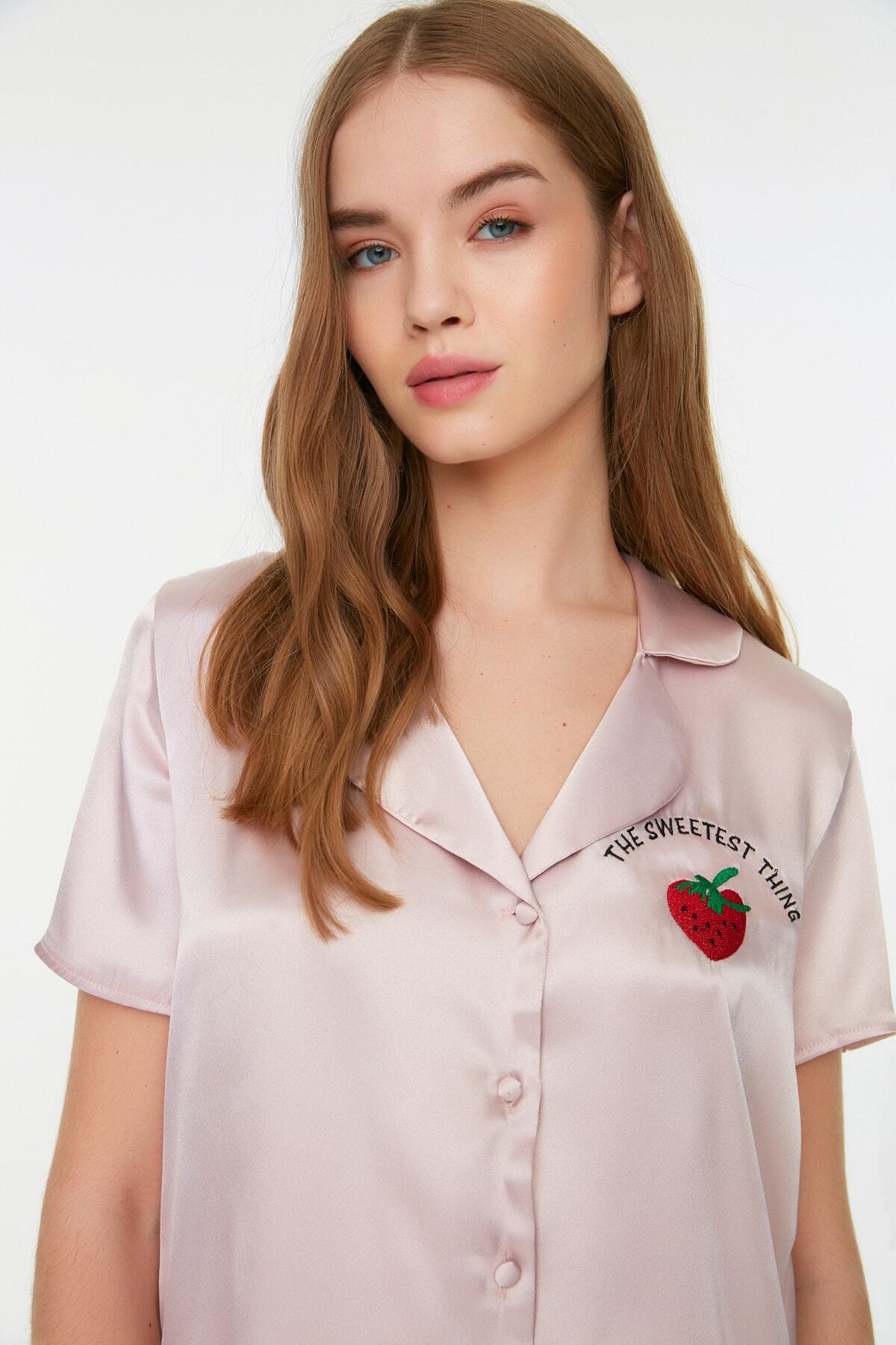 Trendyolmilla  Pudra Çilek ve Slogan Nakışlı Saten Şortlu Dokuma Pijama Takımı THMSS22PT0395 - Görsel 5