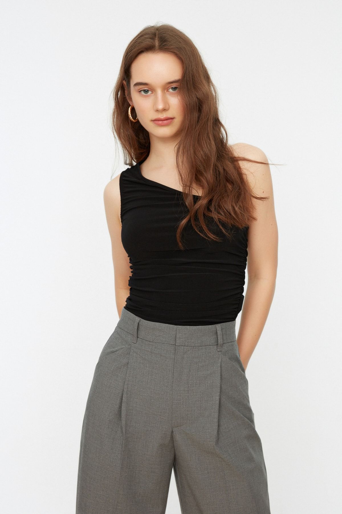 Trendyol Collection-Czarna, dopasowana, rozciągliwa bluzka z dzianiny na jedno ramię TWOSS21BZ0590 2