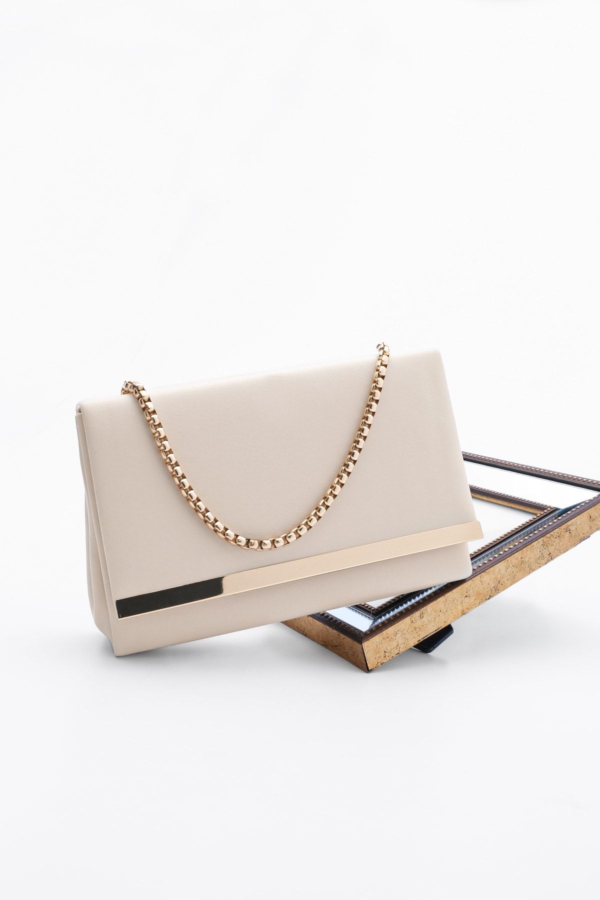 Nude bag shop with gold chain