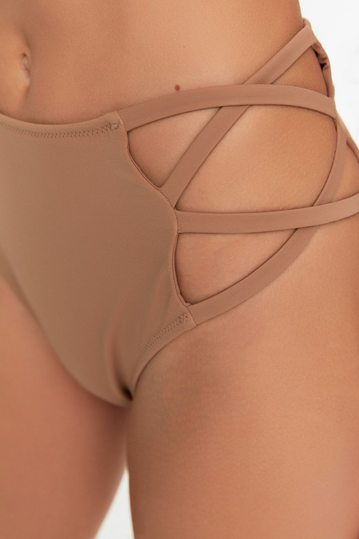 Trendyol Collection-Spodní díl bikin s vysokým pasem s detailem vyříznutým norkem
TBESS21BA0393 3
