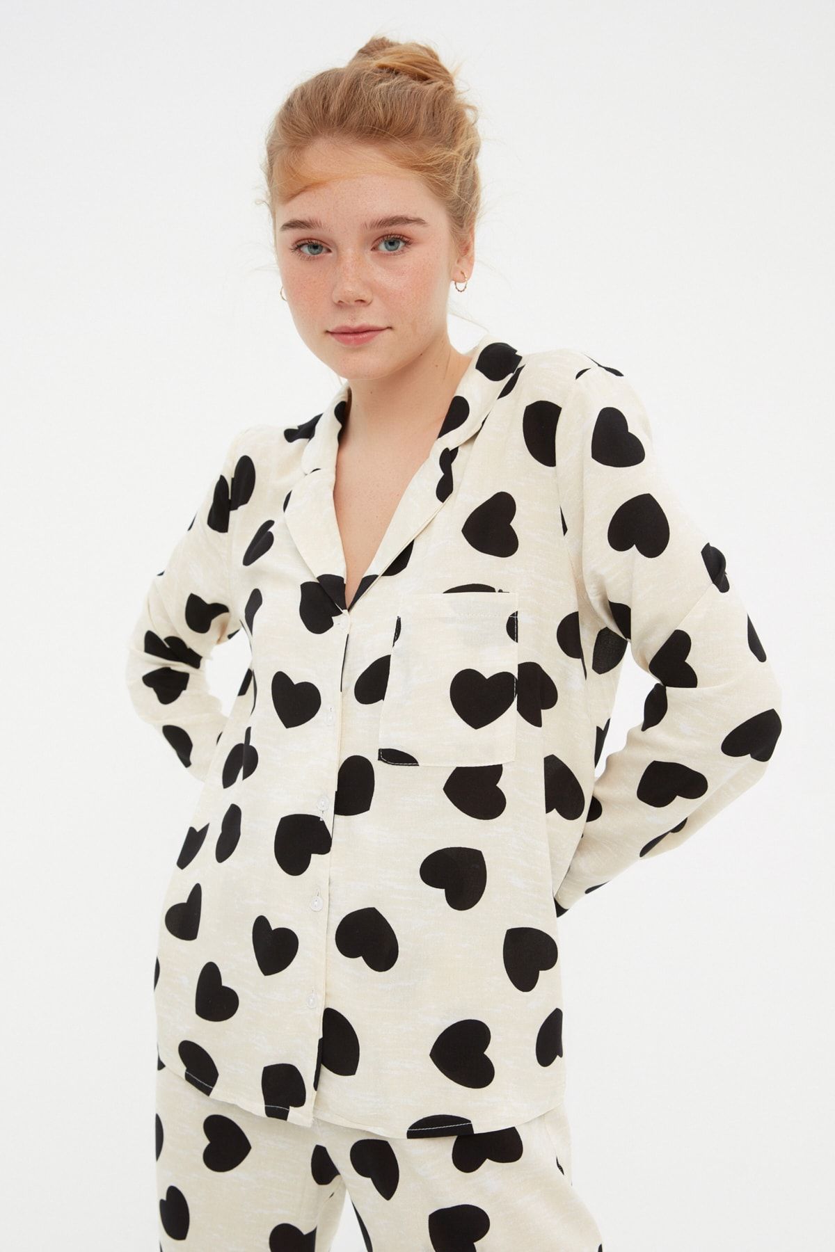 Trendyol Collection-Ecrufarbenes, herzförmiges, gewebtes Pyjama-Set aus Viskose THMAW21PT0936 9