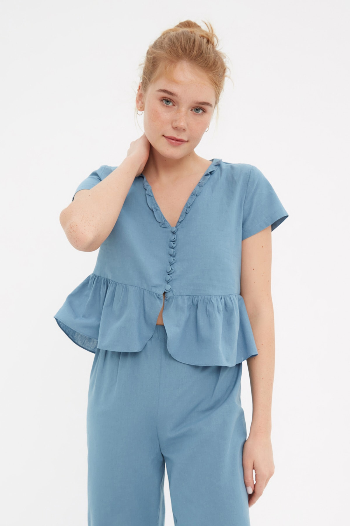 Trendyolmilla  Mavi Fırfırlı T-shirt-Pantolon Viskon Dokuma Pijama Takımı THMSS20PT0095 - Görsel 3