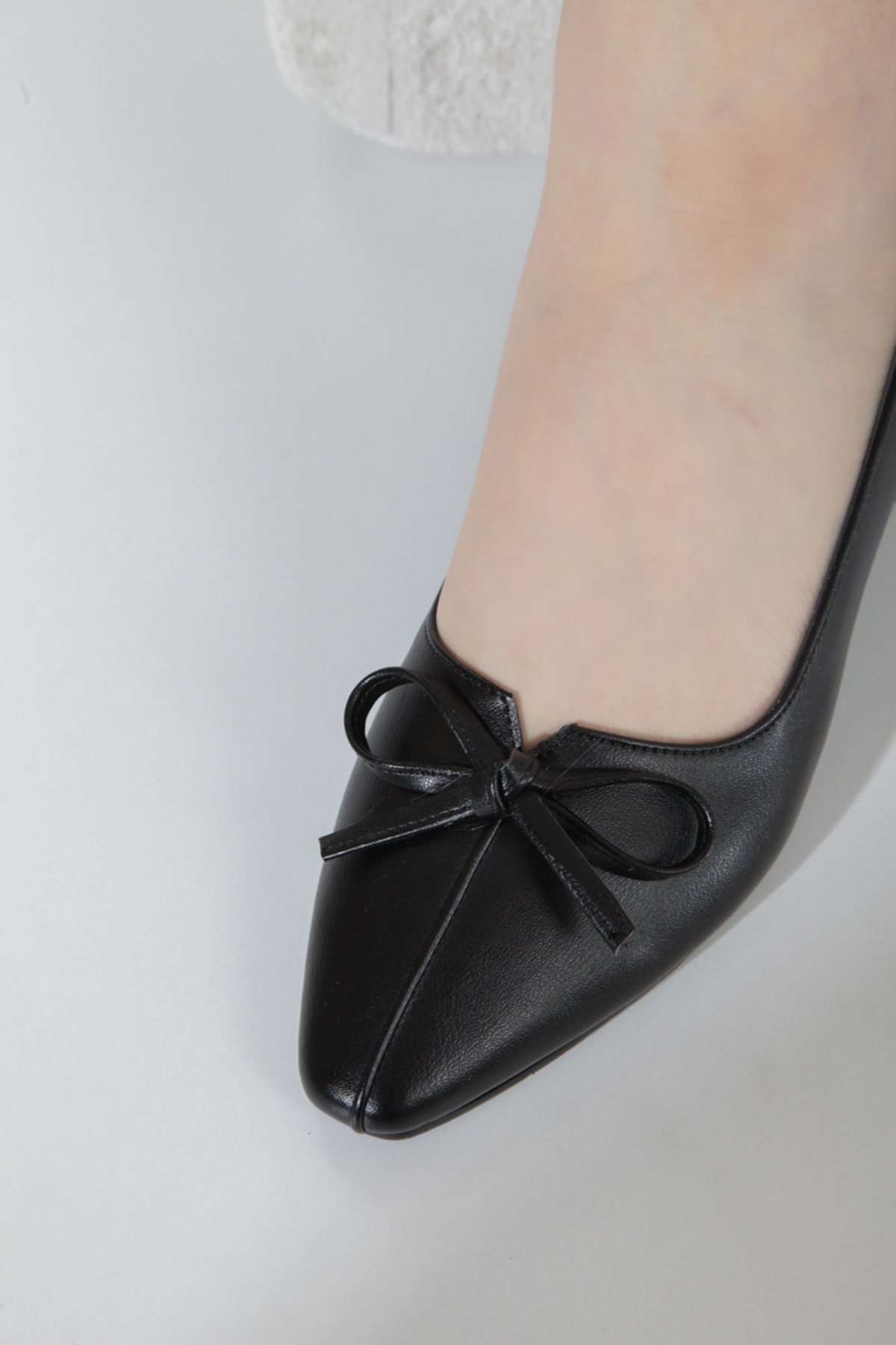 FORS SHOES Siyah Cilt Fiyonk Detaylı Kadın Topuklu Ayakkabı 4 cm ZO8859