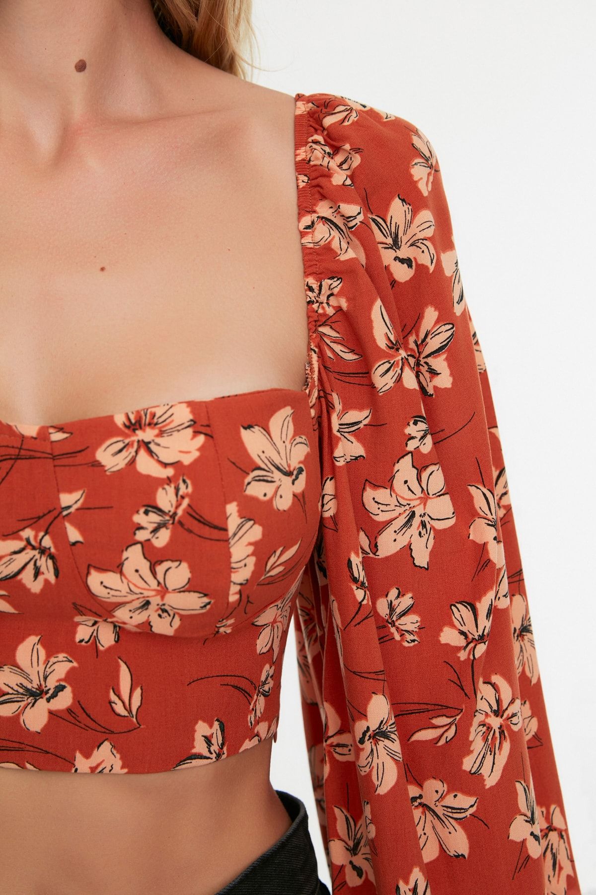 Trendyol Collection-Virágmintás Crop szőtt buborék ujjú strandblúz TBESS21BZ0749 4