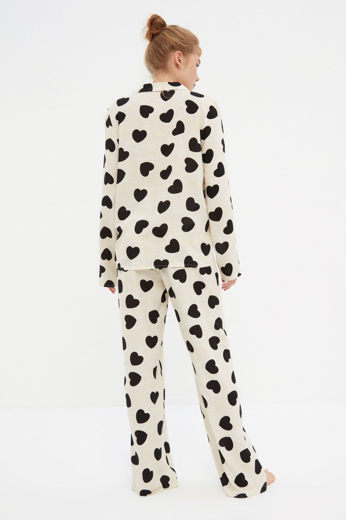 Trendyol Collection-Ecrufarbenes, herzförmiges, gewebtes Pyjama-Set aus Viskose THMAW21PT0936 13