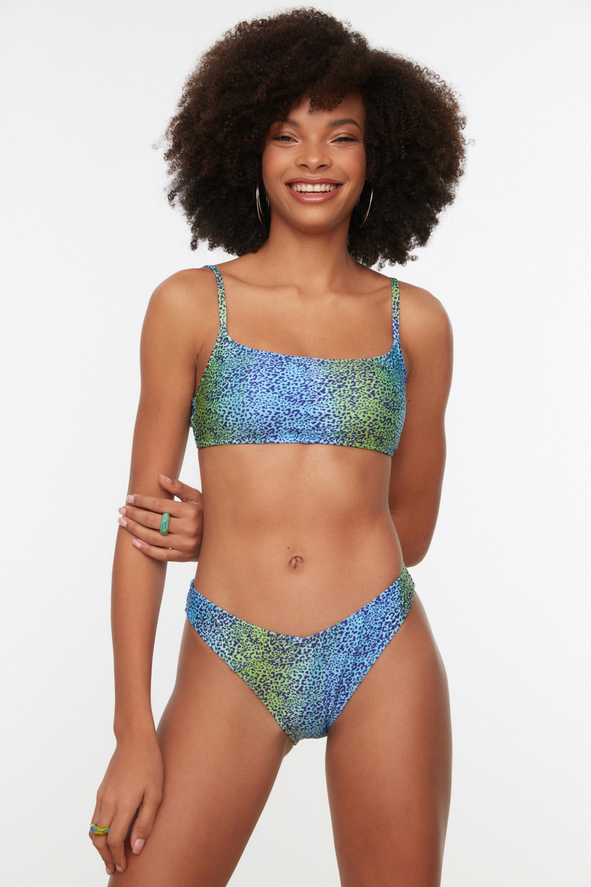 Trendyolmilla Renkli Leopar Desenli V Kesim Bikini AltıTBESS22BA0086