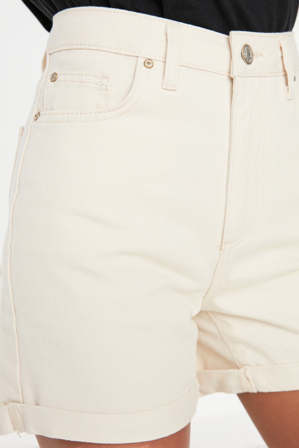 Trendyolmilla  Ekru Paçası Katlamalı Yüksek Bel City Boy Denim Şort TWOSS20SR0231 - Görsel 10
