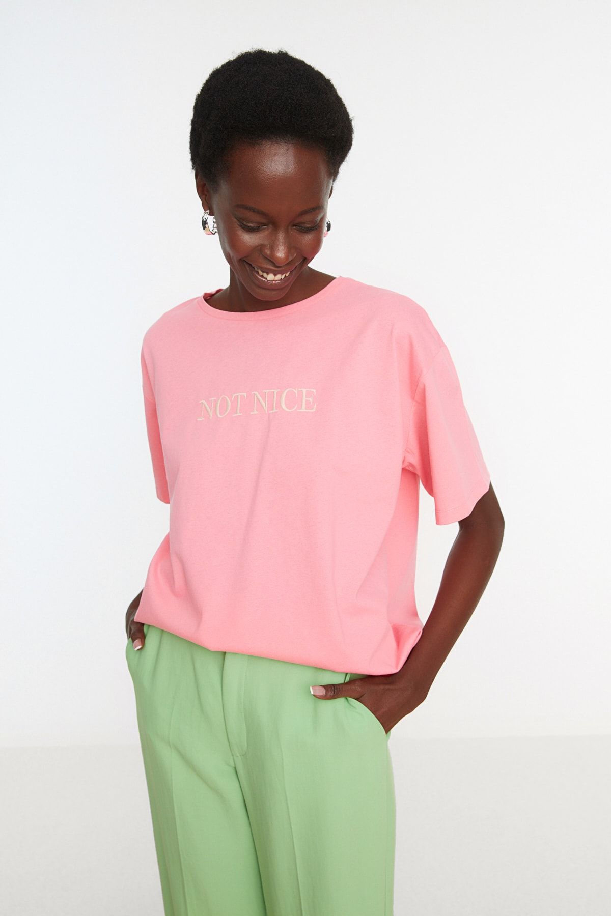 Trendyol Rundhalsausschnitt mit aus Trendyol Rosafarbenes, - 100 besticktes Baumwolle % Collection Boyfriend-Strick-T-Shirt TWOSS20TS0228