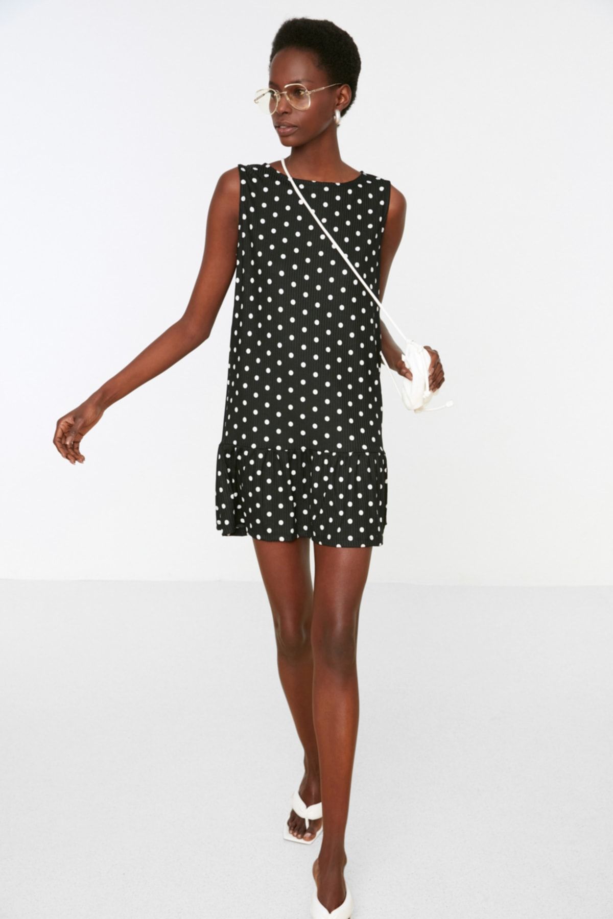 Trendyol Collection-Schwarzes, gepunktetes, ärmelloses, flexibles Strickkleid mit Rüschen und Volants TWOSS22EL0794 5