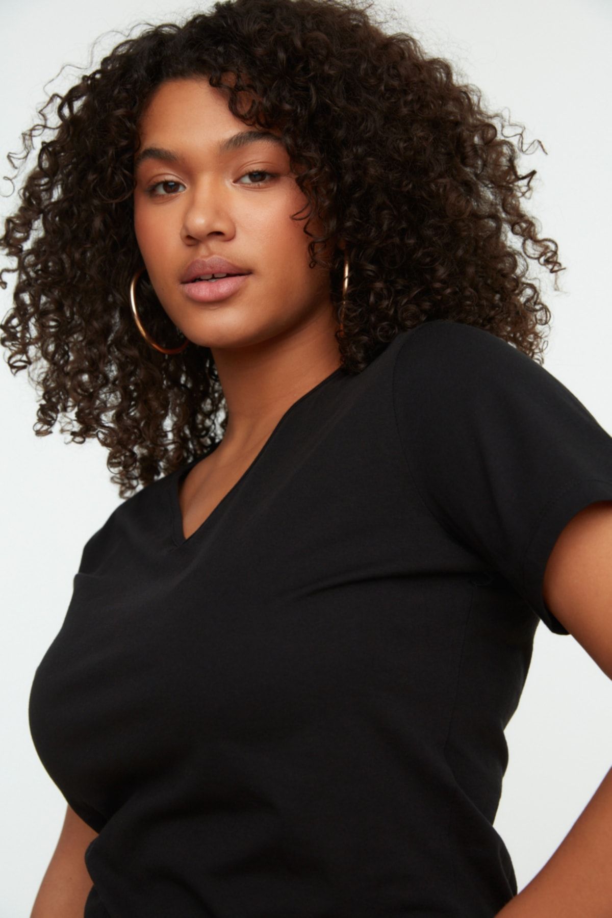 Trendyol Curve-Schwarzes Maxikleid mit V-Ausschnitt – 100 % Baumwolle, Schlitzdetail TBBSS22AH0163 3