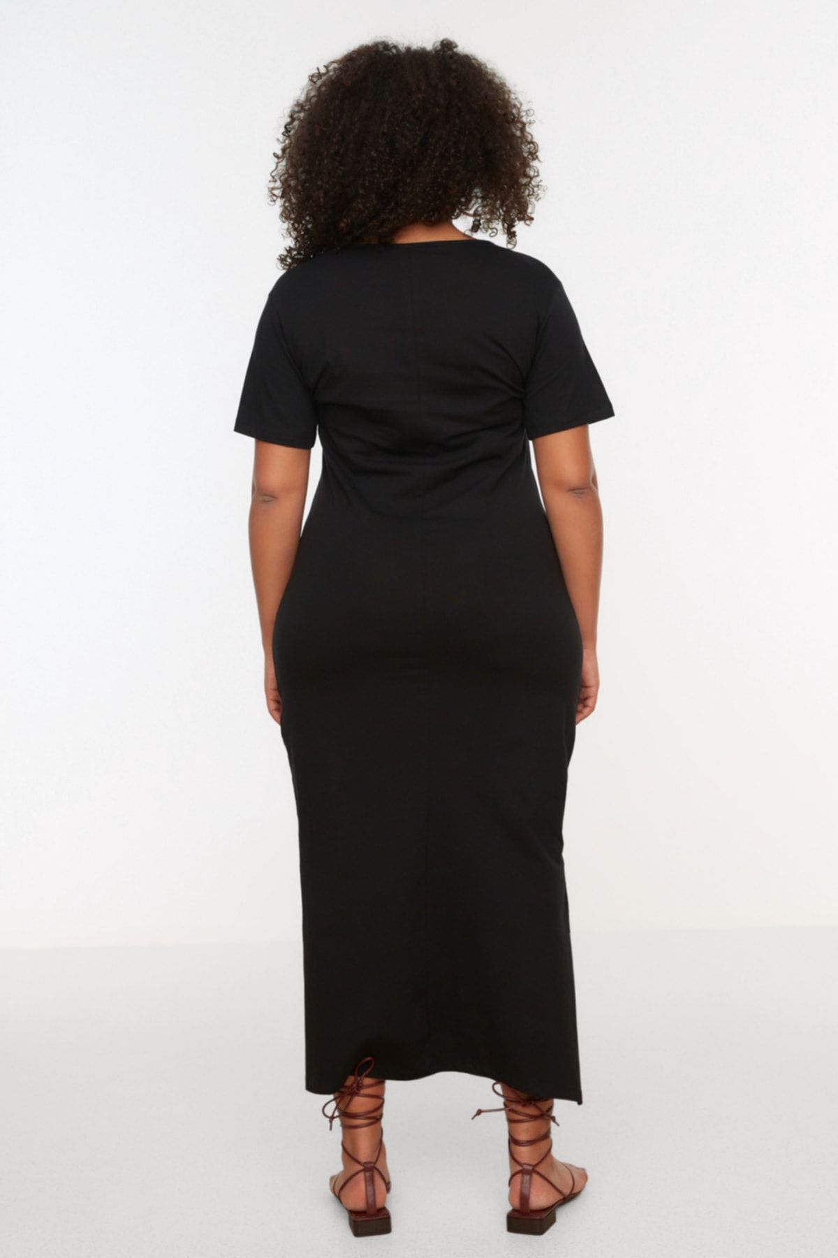 Trendyol Curve-Schwarzes Maxikleid mit V-Ausschnitt – 100 % Baumwolle, Schlitzdetail TBBSS22AH0163 5