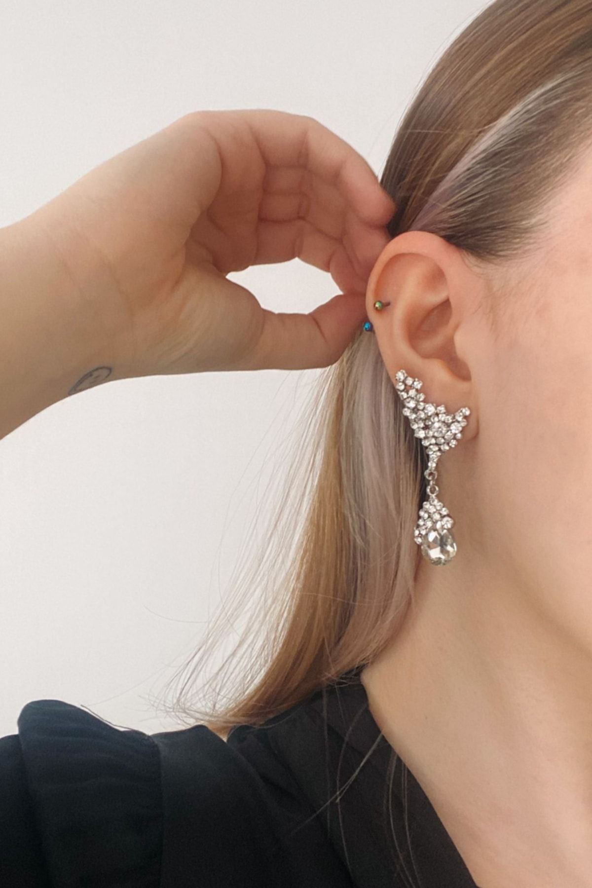 White color earrings new arrivals