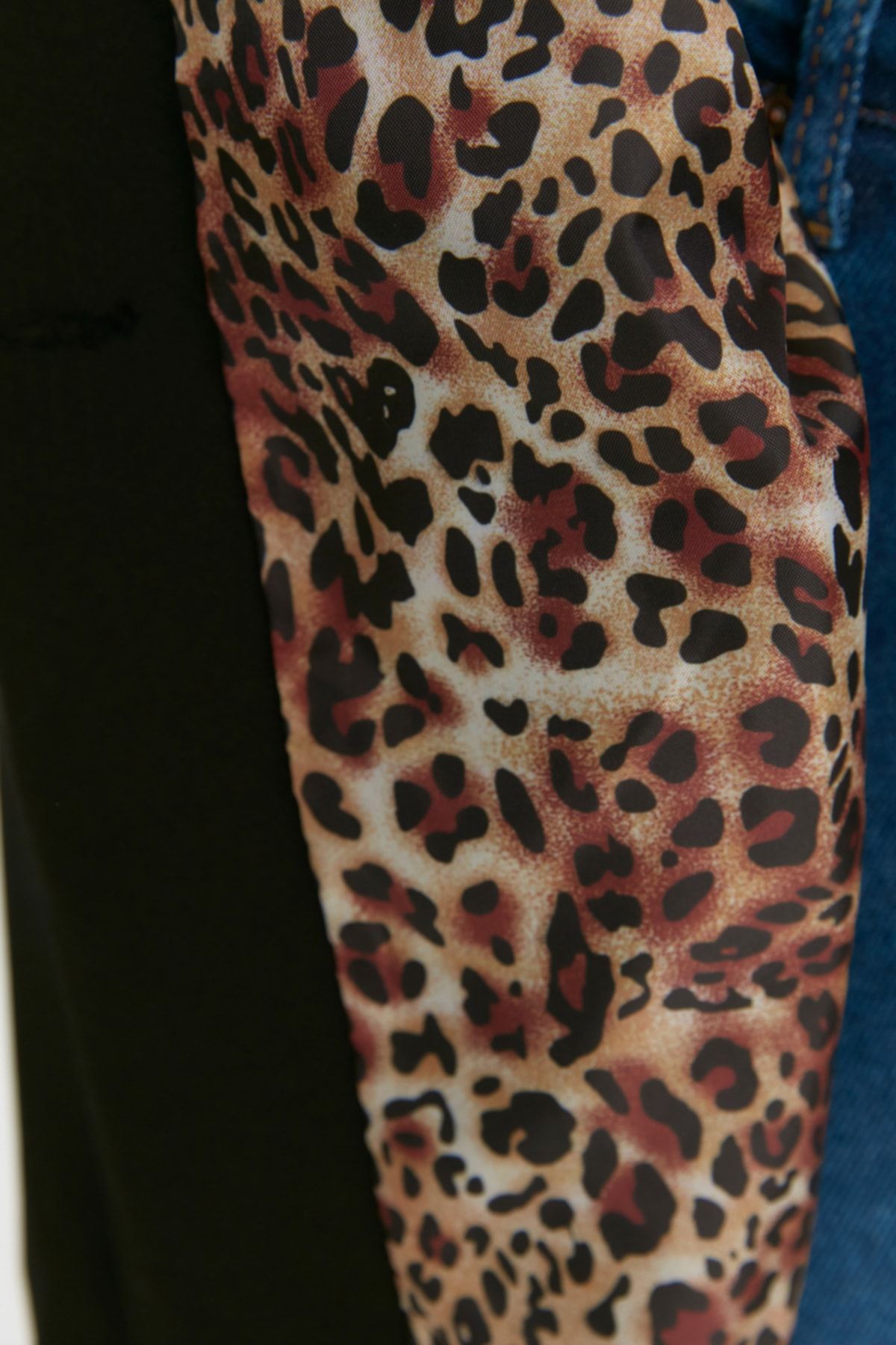 Trendyol Curve-Black Leopard Lining Detailed Blazer Woven Jacket TBBSS22CE0195 3