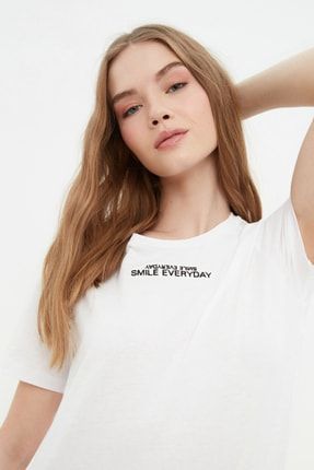 Beyaz Nakışlı Basic Örme T-Shirt TWOSS22TS2044