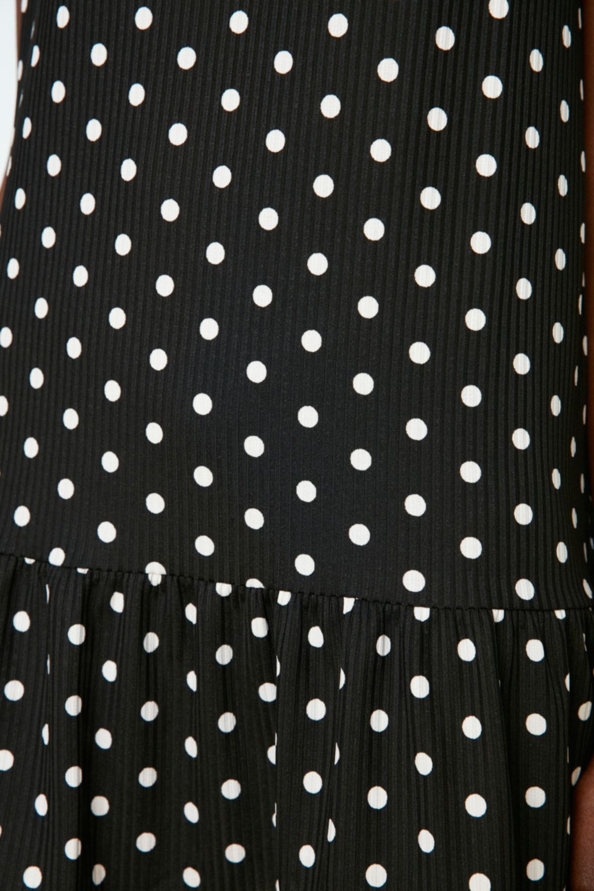 Trendyol Collection-Schwarzes, gepunktetes, ärmelloses, flexibles Strickkleid mit Rüschen und Volants TWOSS22EL0794 3