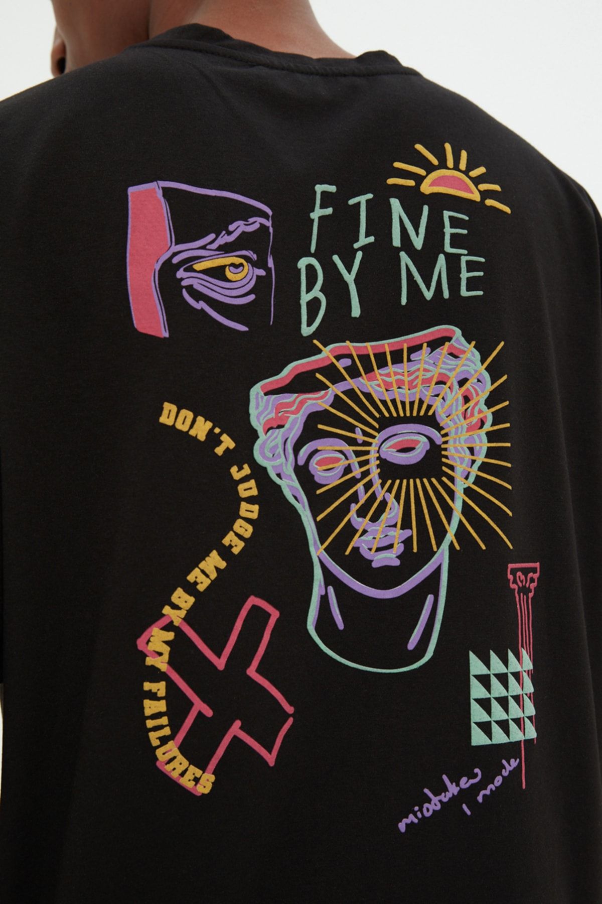 Trendyol Collection-Umělecké tištěné černé nadměrné bavlněné tričko - Tmnss22Ts1601 4